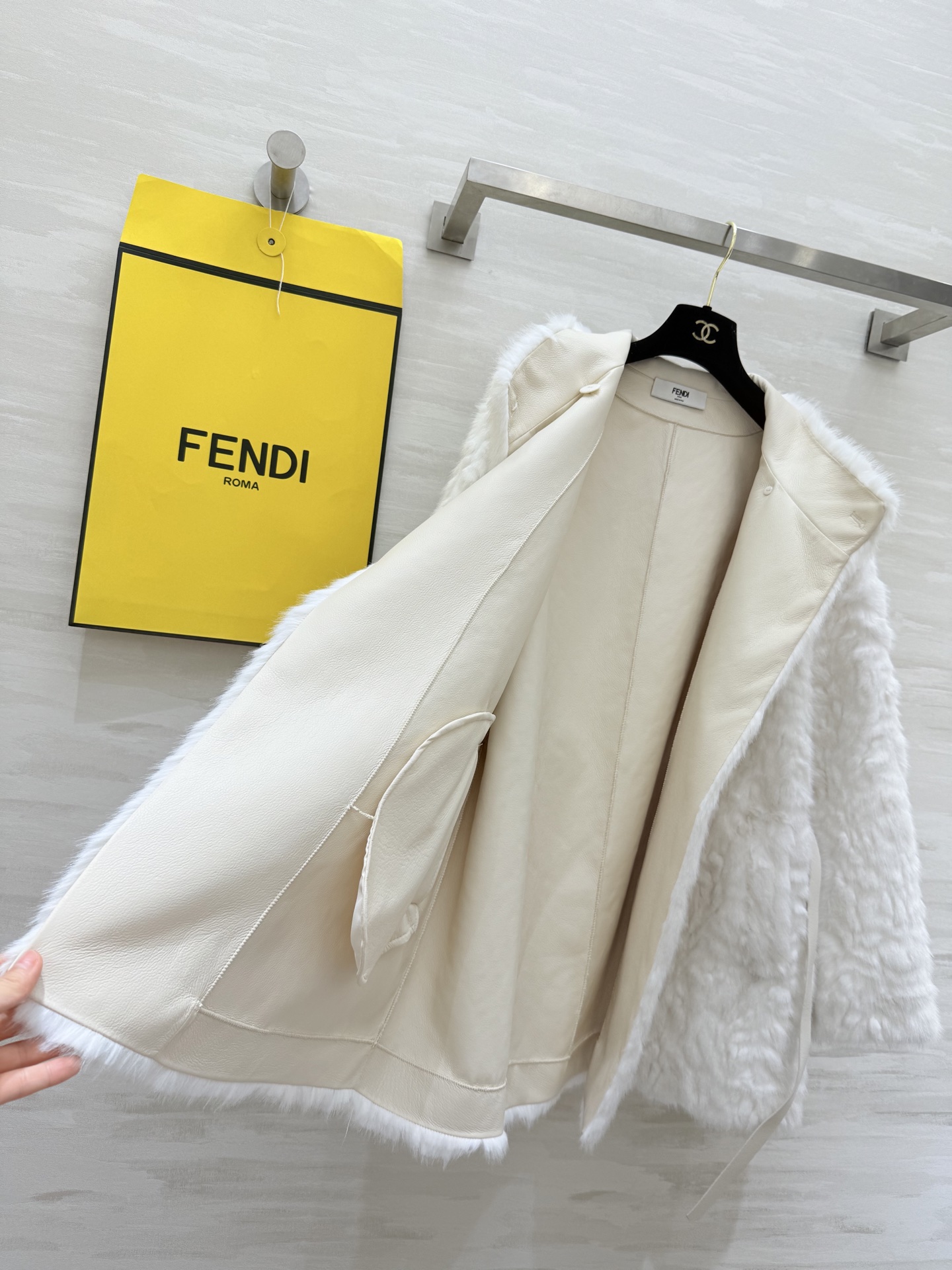 #FEND♡环保皮草外套 配送皮革绑带收腰显瘦 高品质定制 现货首发size：S/M/L（s码肩宽：50