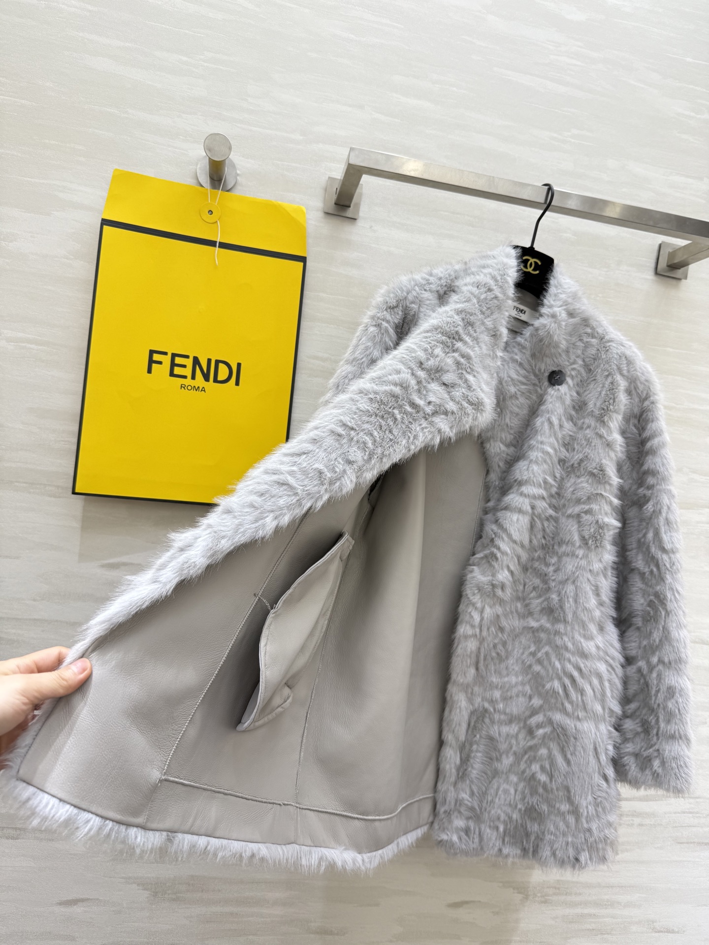 #FEND♡环保皮草外套 配送皮革绑带收腰显瘦 高品质定制 现货首发size：S/M/L（s码肩宽：50