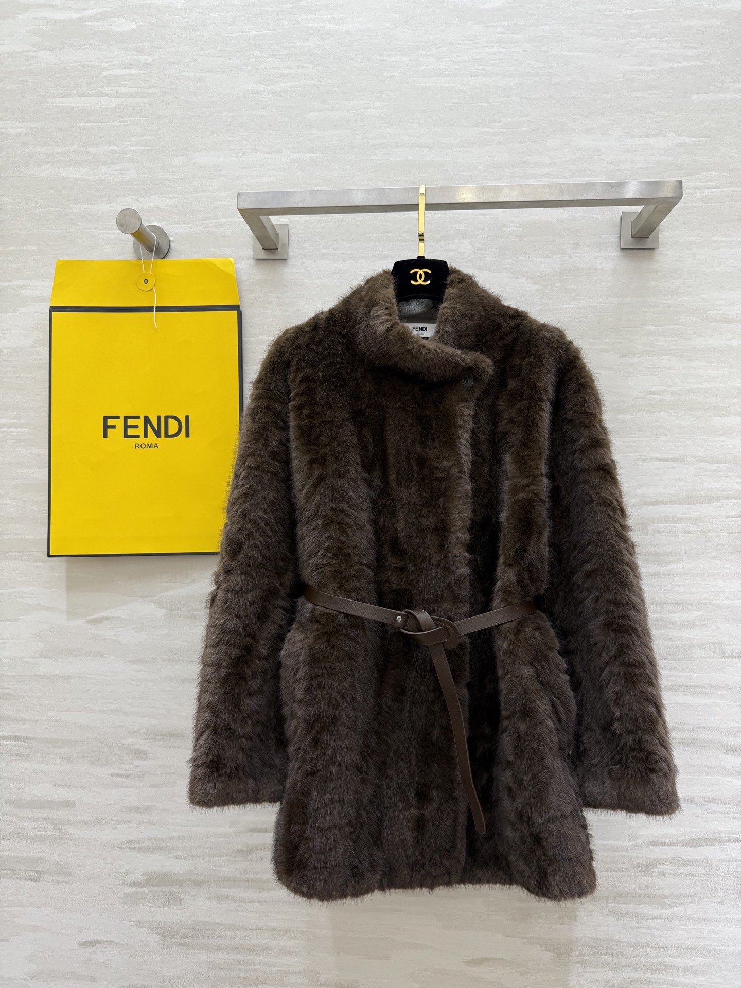 NO:676671,#FEND Eco-friendly fur jacket Delivered with leather straps to slim the waist High-quality customization Available in stock first size S/M/L (S size shoulder width 50, bust 118, length 76), Fendi-clothing, fendi, fendi, jackets & coats,19860909#FEND环保皮草外套 配送皮革绑带收腰显瘦 高品质定制 现货首发sizeS/M/L（s码肩宽50,胸围118,衣长76）,芬迪-服装,fendi,fendi,jackets & coats,,Women's clothing