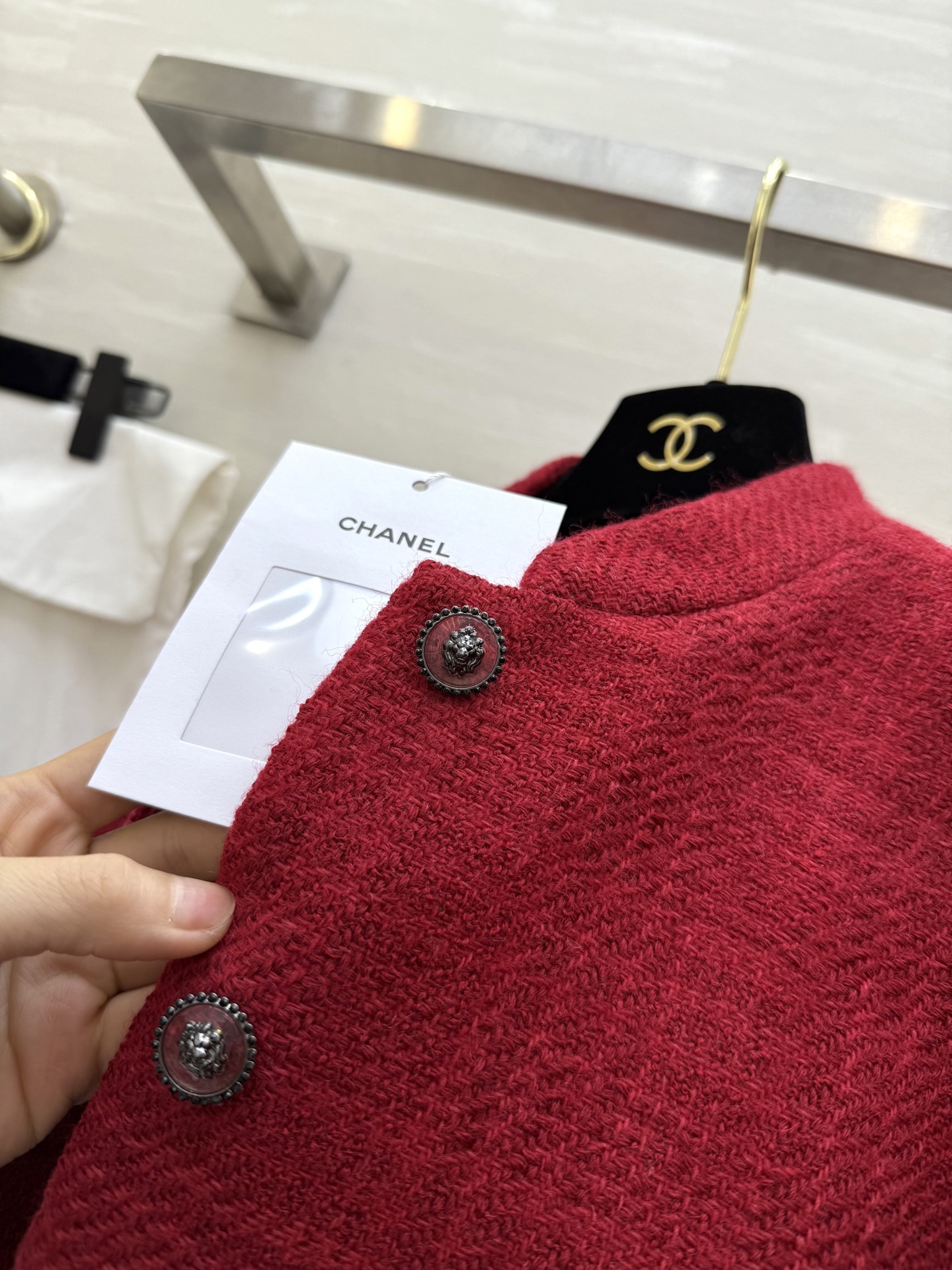 #Chane♡²⁶早春新款 红色粗花呢外套 经典粗花呢材质 灯笼袖设计优雅复古气质满分 红色显白又吸睛 