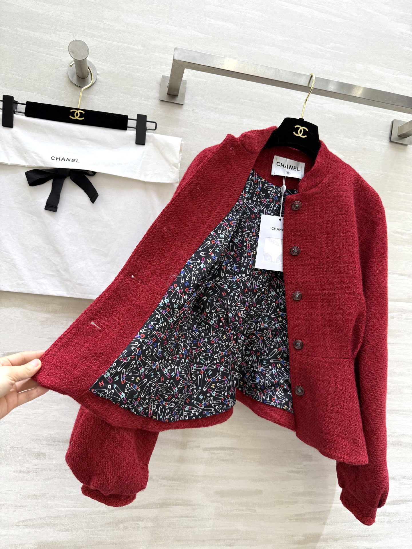 #Chane♡²⁶早春新款 红色粗花呢外套 经典粗花呢材质 灯笼袖设计优雅复古气质满分 红色显白又吸睛 