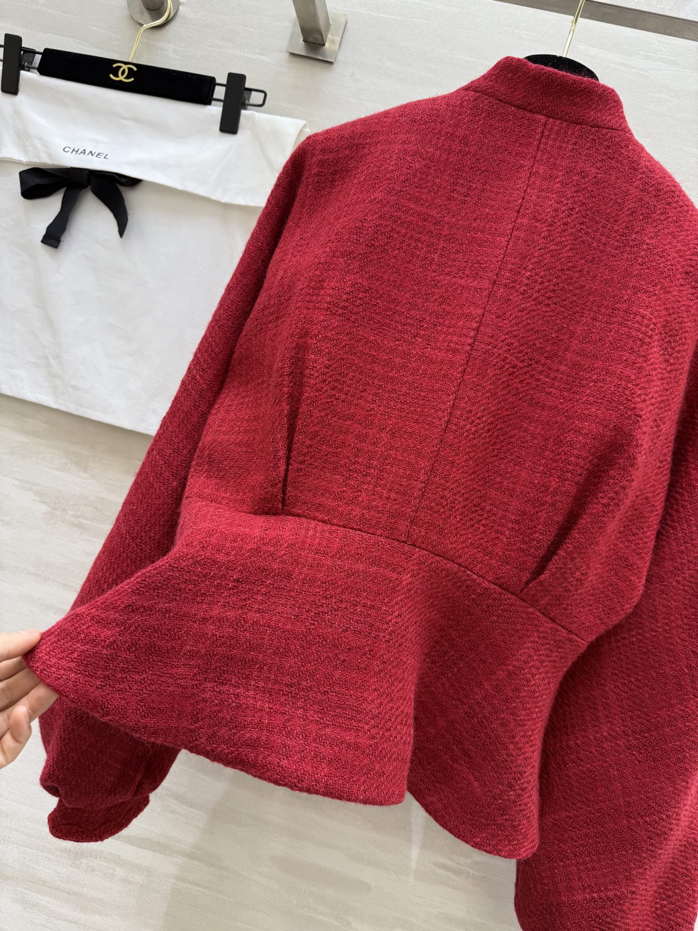 #Chane♡²⁶早春新款 红色粗花呢外套 经典粗花呢材质 灯笼袖设计优雅复古气质满分 红色显白又吸睛 