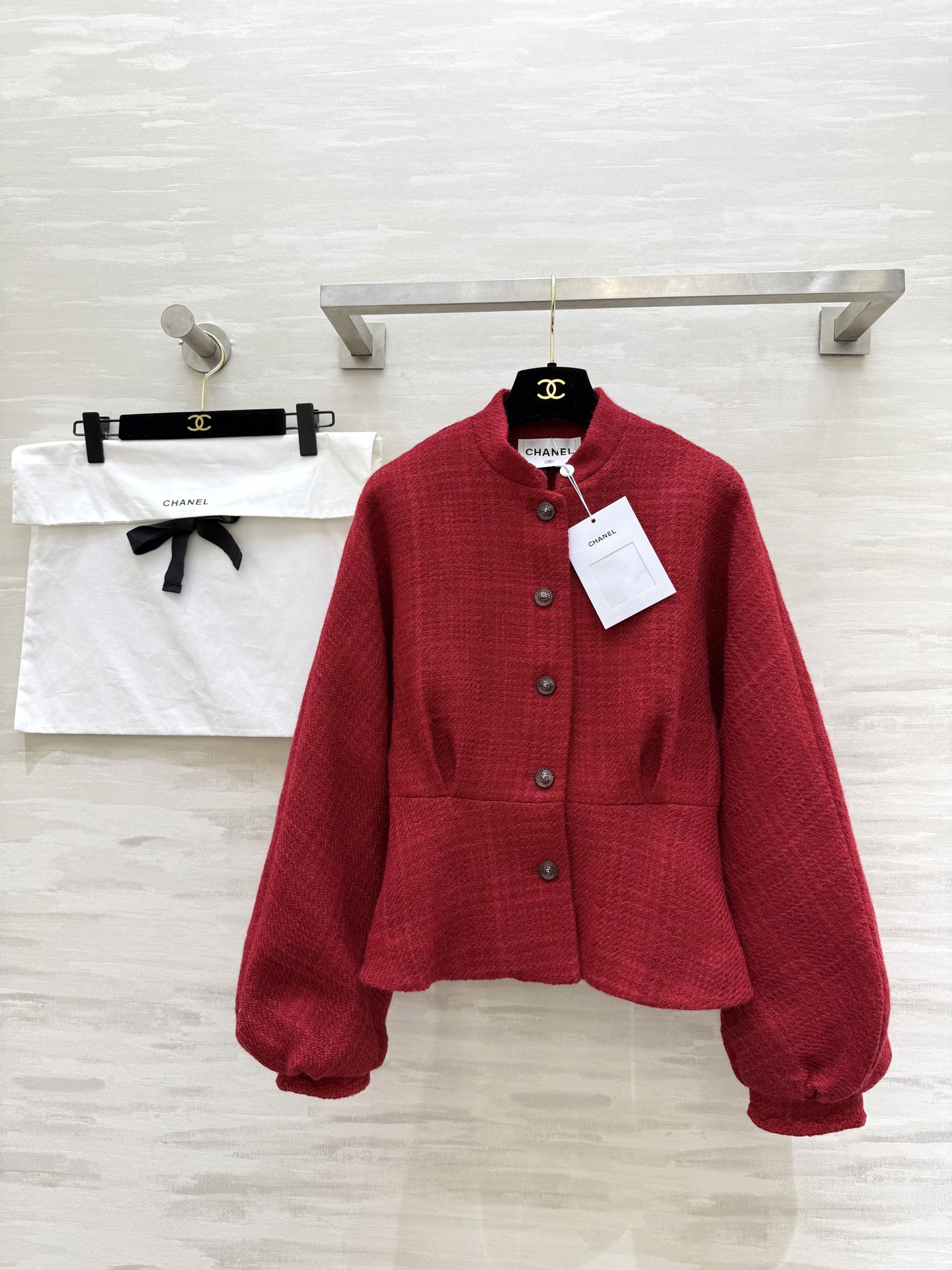 NO:676660,#Chane Early spring new style red tweed jacket, classic tweed material, lantern sleeve design, elegant and retro temperament, red is white and eye-catching, looks great with skirts or trousers, easily creates a high-end lady-like outfit, high-quality customization, available in stock first size S/M/L (S size bust 92, waist 68, length 57), Chanel - clothing, chanel, chanel, skirts, jackets & coats,19860909#Chane早春新款 红色粗花呢外套 经典粗花呢材质 灯笼袖设计优雅复古气质满分 红色显白又吸睛 搭配裙装或裤装都很出彩 轻松打造高级名媛感穿搭 高品质定制 现货首发sizeS/M/L（s码胸围92,腰围68,衣长57）,香奈儿-服装,chanel,chanel,skirts,jackets & coats,,Women's clothing