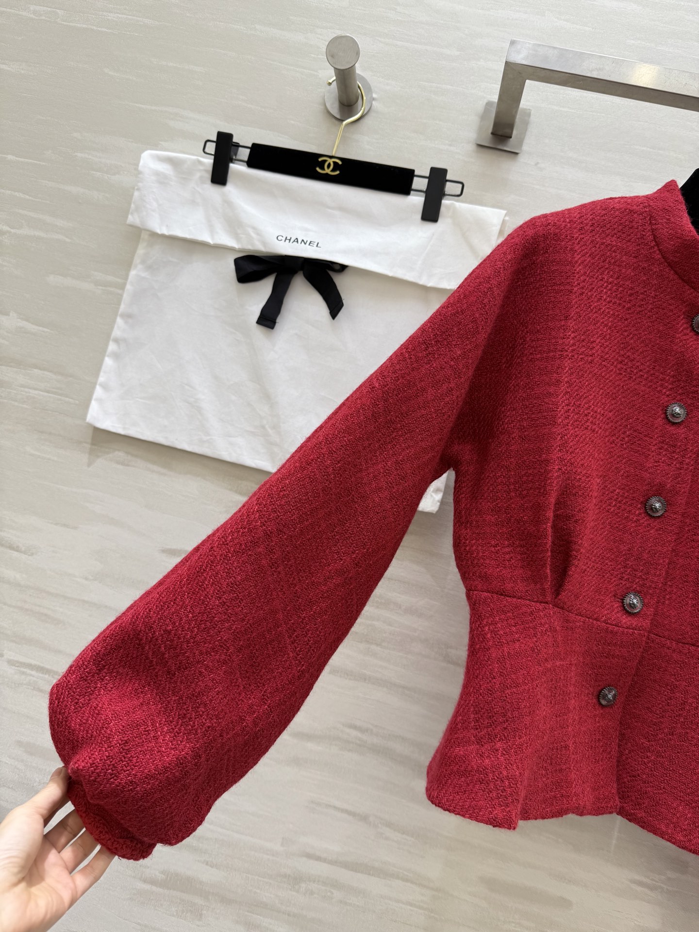 #Chane♡²⁶早春新款 红色粗花呢外套 经典粗花呢材质 灯笼袖设计优雅复古气质满分 红色显白又吸睛 