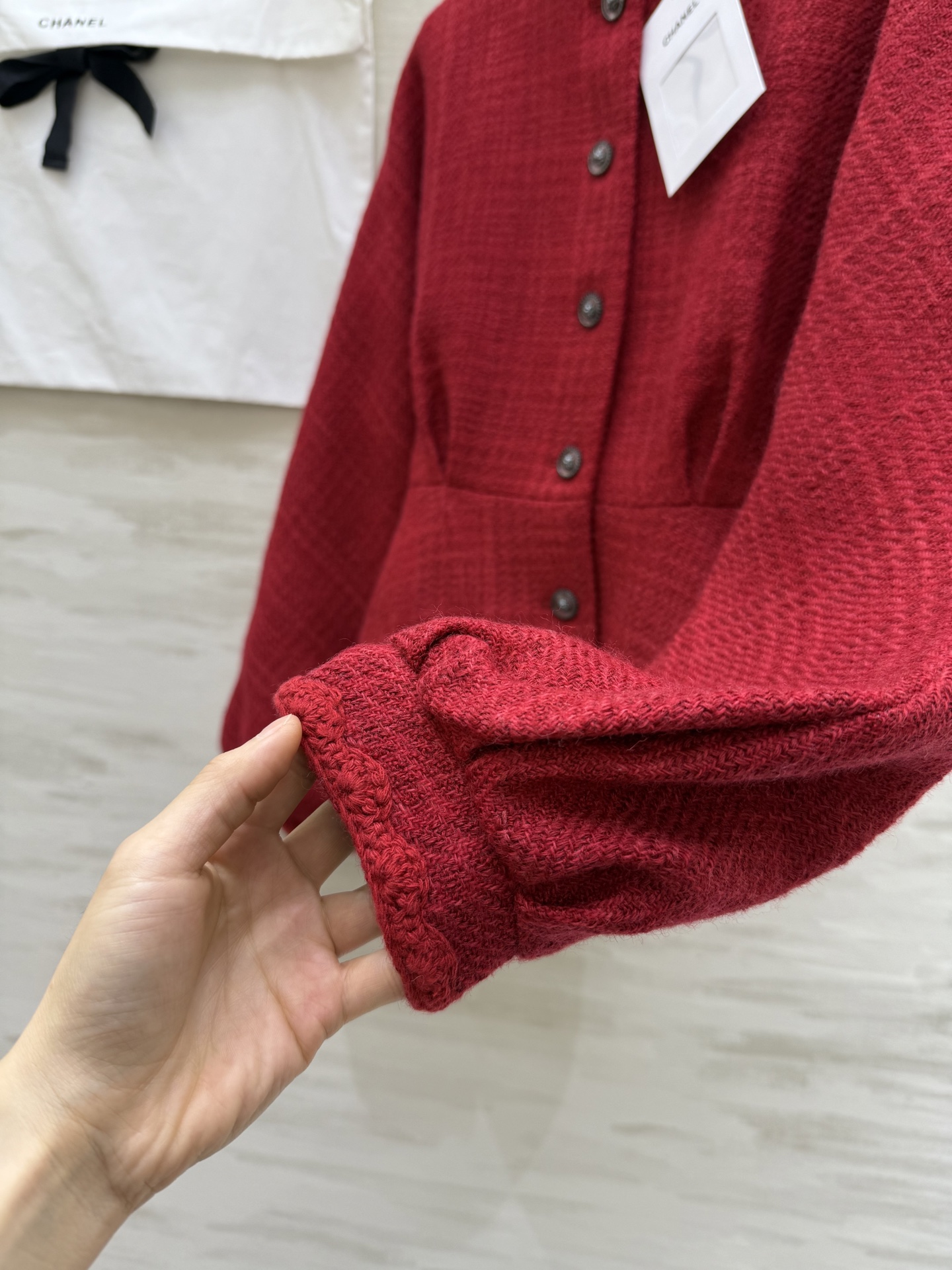 #Chane♡²⁶早春新款 红色粗花呢外套 经典粗花呢材质 灯笼袖设计优雅复古气质满分 红色显白又吸睛 