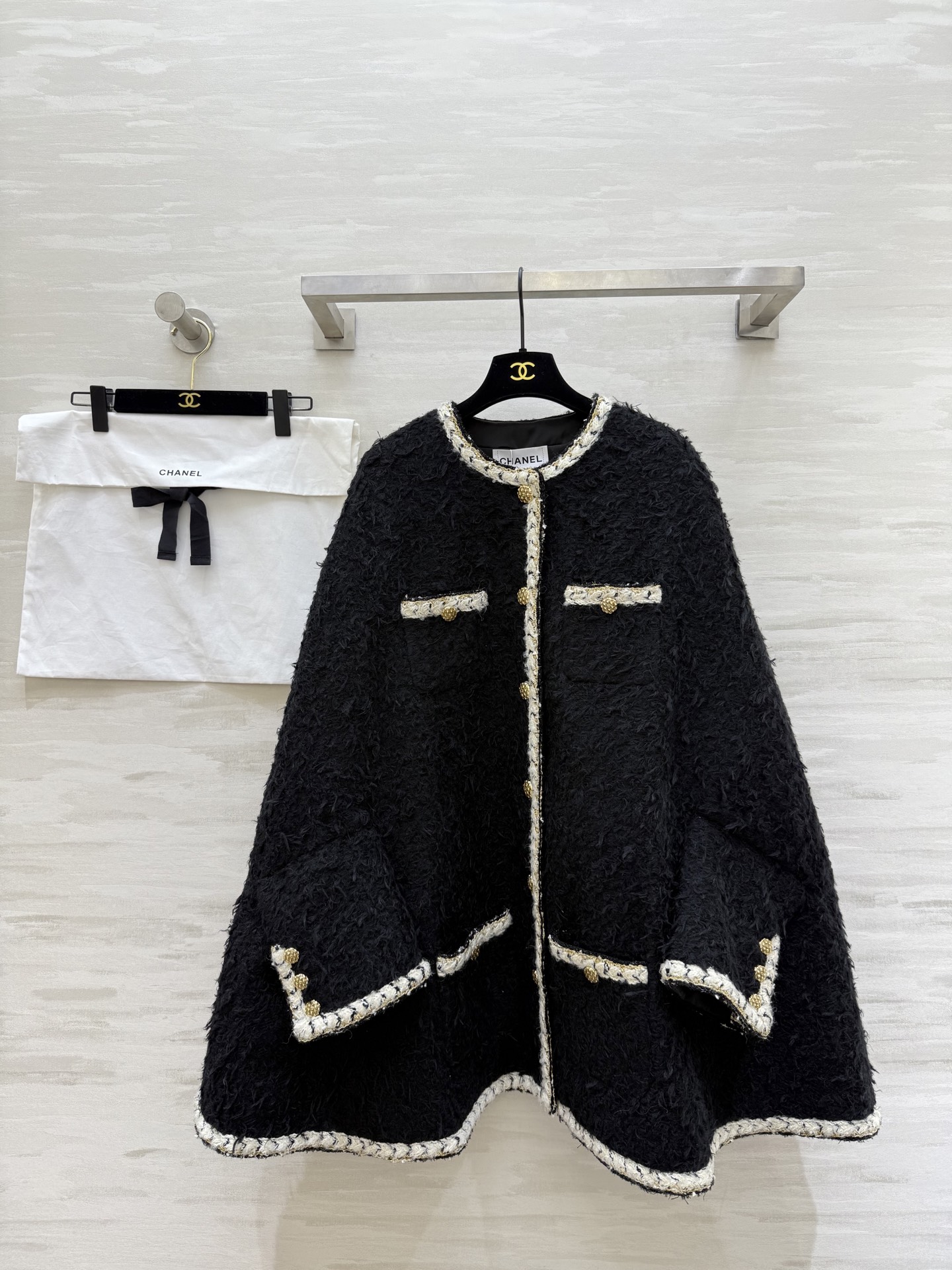 NO:676665,#Chanek The most beautiful cloak, a touch of gold, heavy-duty long-haired small fragrant fabric, high-quality customization, ready-made first size S/M/L (S size bust 114, length 84), Chanel-clothing, chanel, chanel,19860909#Chanek最美斗篷 千金感 重工长毛小香风面料 高品质定制 现货首发sizeS/M/L（s码胸围114,衣长84）,香奈儿-服装,chanel,chanel,,Women's clothing
