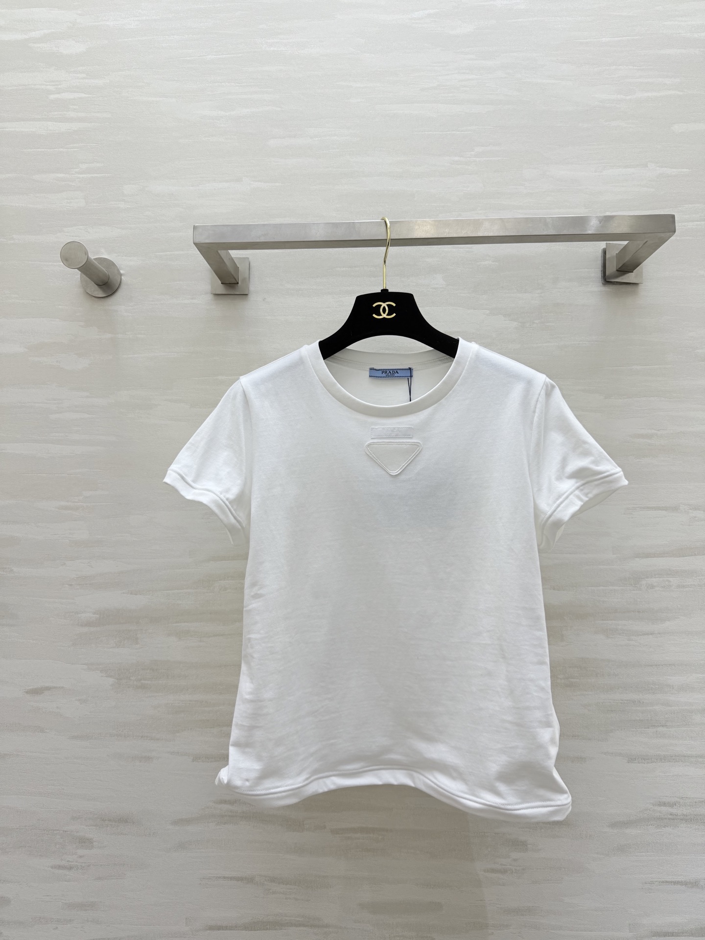 NO:683260,#Prad Holiday Series Muscular short-sleeved T-shirt. High-quality customization. Available in stock first size S/M/L (,, prada, T-shirt, tees, t-shirt,19860909#Prad假日系列 筋骨感短袖T恤 高品质定制 现货首发sizeS/M/L（,,prada,T-shirt,tees，t-shirt,,Women's clothing