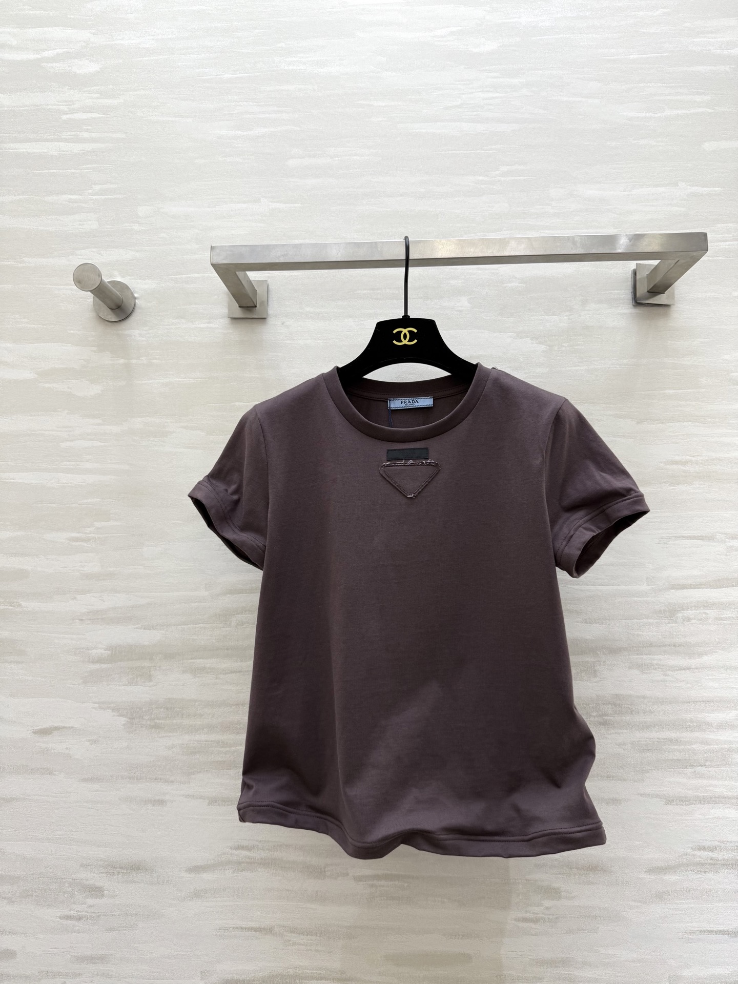 NO:683283,#Prad Holiday Series Muscular short-sleeved T-shirt. High-quality customization. Available in stock. SizeS/M/L, prada, T-shirt, tees, t-shirt,19860909#Prad假日系列 筋骨感短袖T恤 高品质定制 现货首发sizeS/M/L,,prada,T-shirt,tees，t-shirt,,Women's clothing