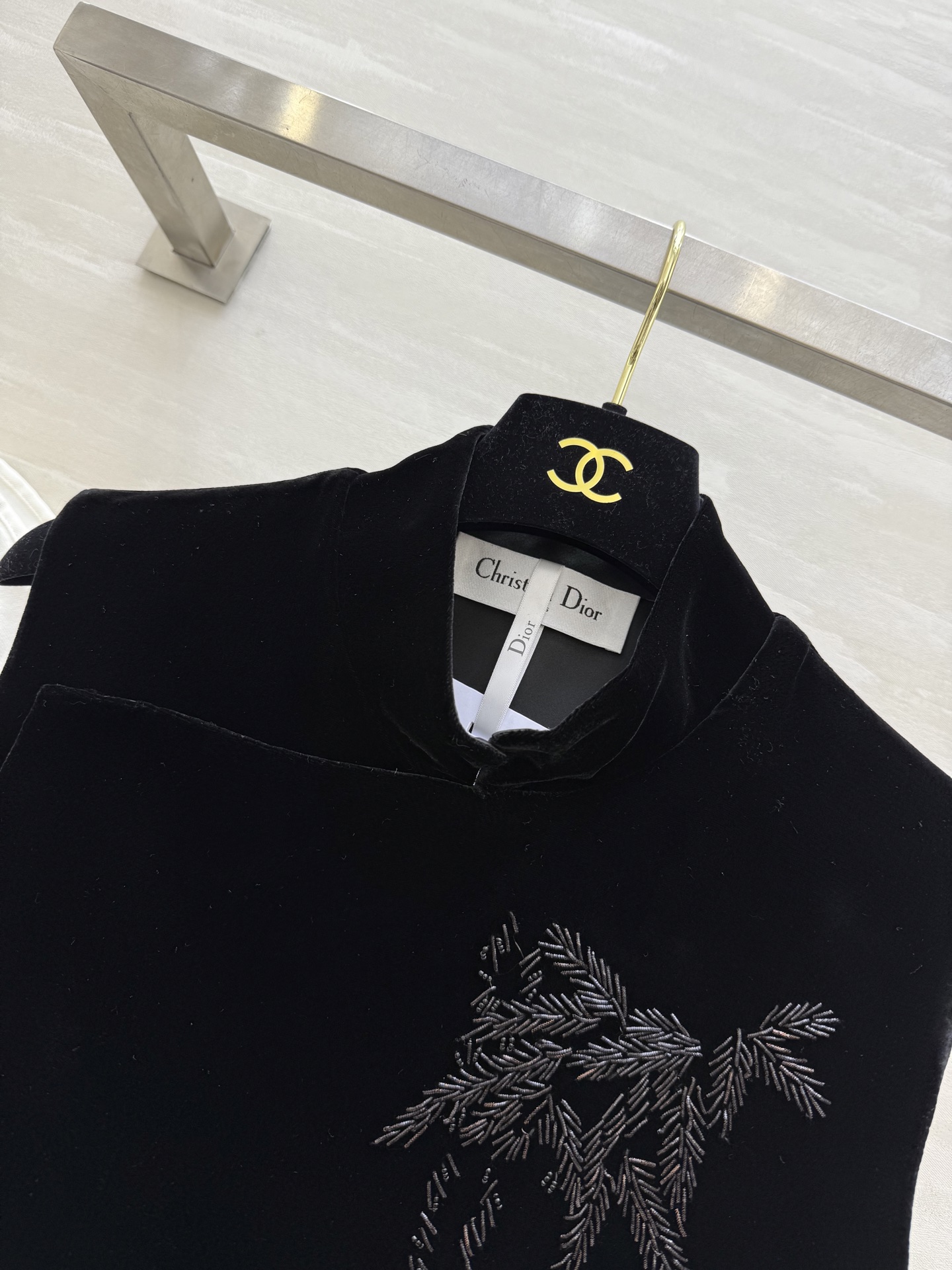 #DIO♡新中式黑色钉珠马甲 采用真丝丝绒材质触感柔软有光泽 立领无袖设计 简约复古 左侧精致刺绣钉珠 