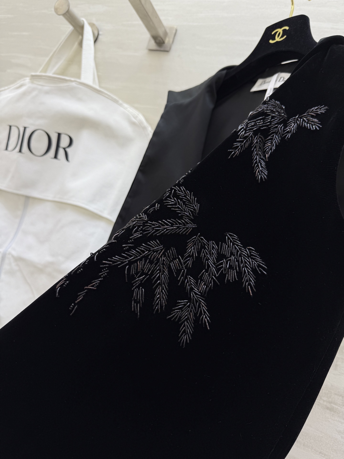 #DIO♡新中式黑色钉珠马甲 采用真丝丝绒材质触感柔软有光泽 立领无袖设计 简约复古 左侧精致刺绣钉珠 