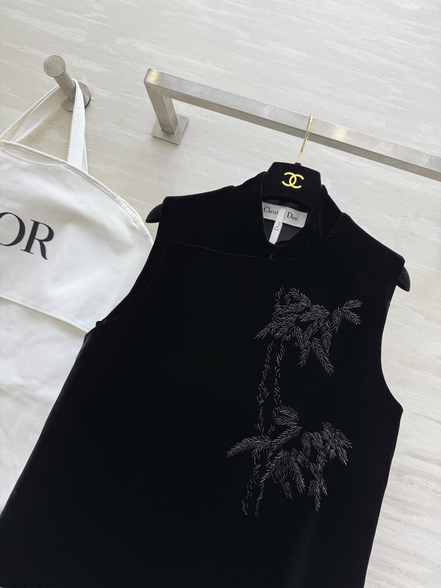 #DIO♡新中式黑色钉珠马甲 采用真丝丝绒材质触感柔软有光泽 立领无袖设计 简约复古 左侧精致刺绣钉珠 