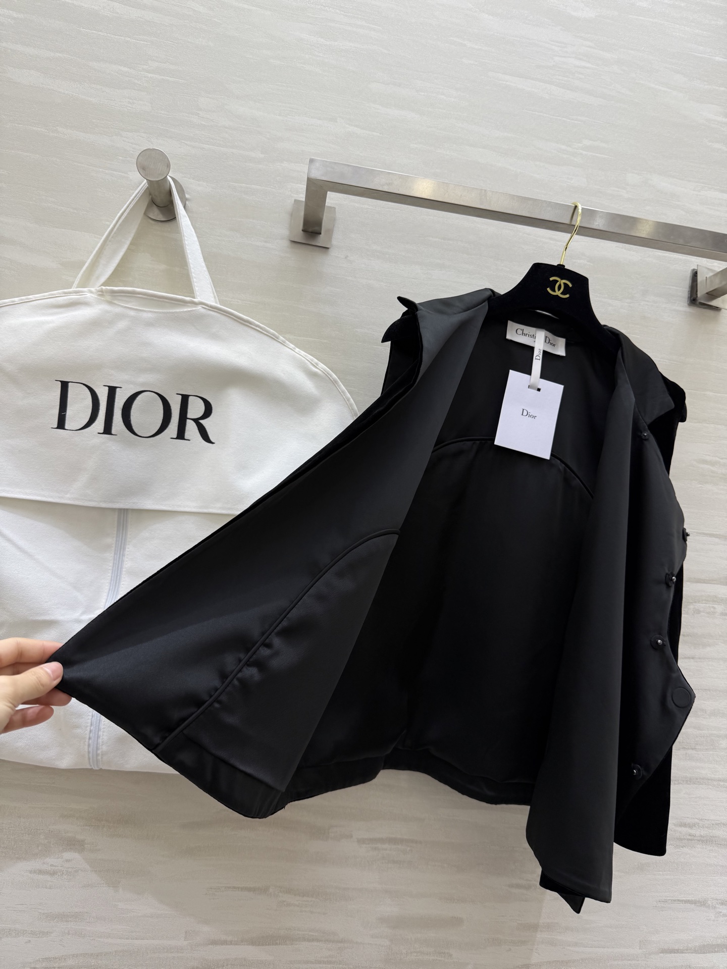 #DIO♡新中式黑色钉珠马甲 采用真丝丝绒材质触感柔软有光泽 立领无袖设计 简约复古 左侧精致刺绣钉珠 