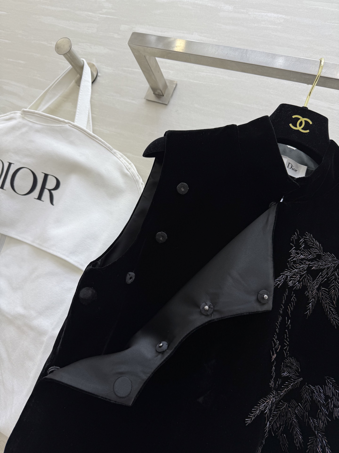 #DIO♡新中式黑色钉珠马甲 采用真丝丝绒材质触感柔软有光泽 立领无袖设计 简约复古 左侧精致刺绣钉珠 