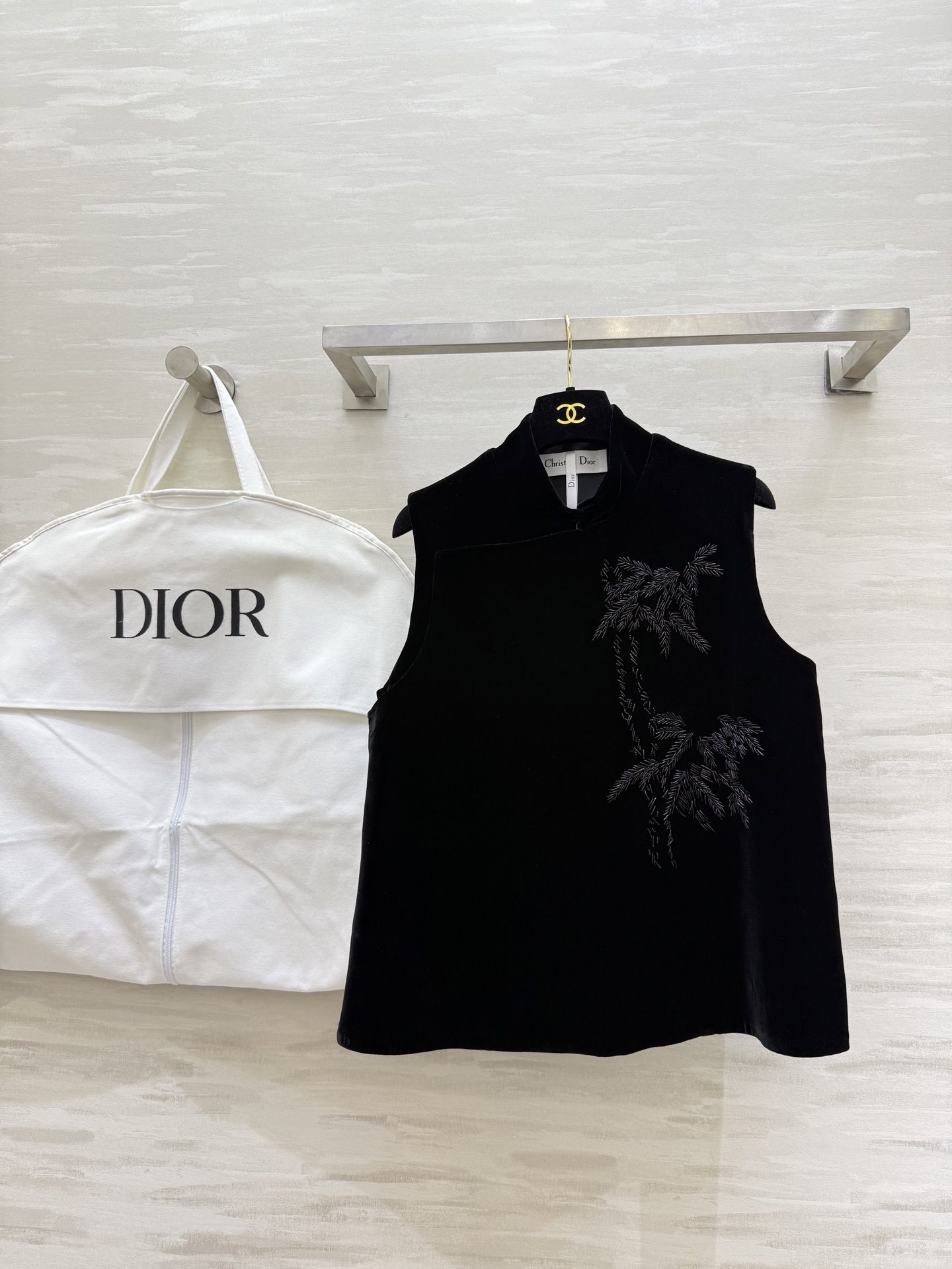 NO:683264,#DIO New Chinese style black beaded vest Made of silk velvet material that feels soft and shiny. Stand-up collar and sleeveless design. Simple and retro. Exquisite embroidered beading on the left side. Full of details. Full of oriental charm. Suitable for spring and summer wear. Pair with dresses or loose trousers to easily create a sense of luxury and high-end. It can be easily used in daily or formal occasions. It has both temperament and practicality!  High-quality customization, available in stock first size S/M/L (M size bust 98, length 60), dior, skirts, real silk,19860909#DIO新中式黑色钉珠马甲 采用真丝丝绒材质触感柔软有光泽 立领无袖设计 简约复古 左侧精致刺绣钉珠 细节满满 东方韵味十足 春夏穿搭超适合 搭配连衣裙或宽松裤装 轻松打造高奢高级感 日常或正式场合都能轻松驾驭 气质与实用性兼具！高品质定制 现货首发sizeS/M/L（M码胸围98,衣长60）,,dior,skirts,real silk,,Women's clothing