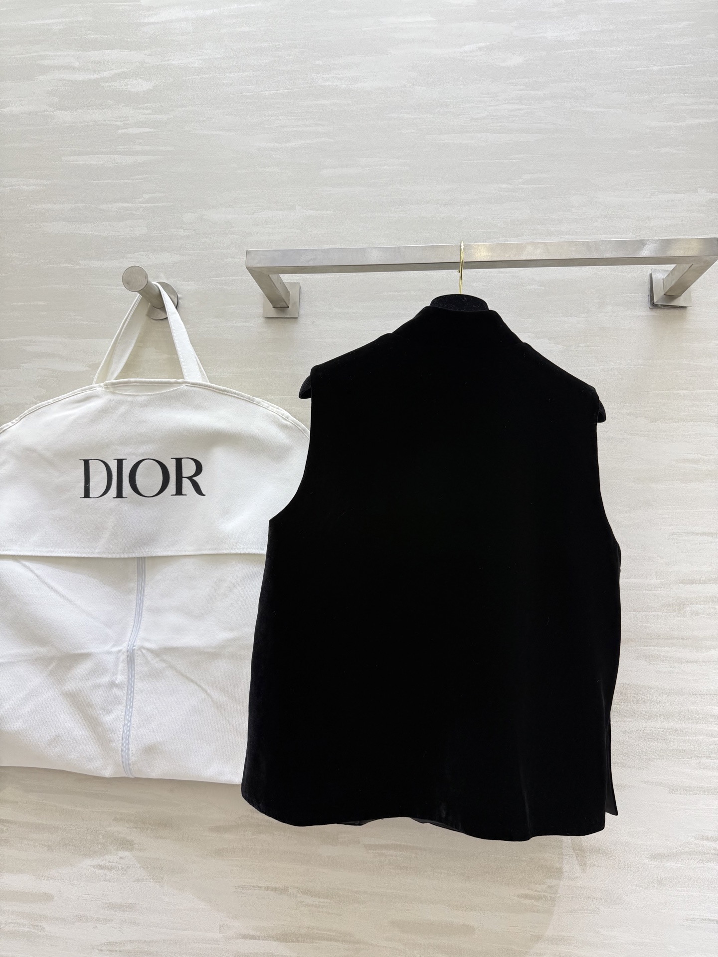 #DIO♡新中式黑色钉珠马甲 采用真丝丝绒材质触感柔软有光泽 立领无袖设计 简约复古 左侧精致刺绣钉珠 