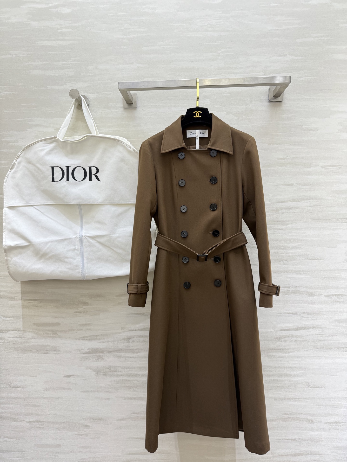 NO:683936,#DIO early spring new style double-breasted long windbreaker, high-end atmosphere, high-quality customization, available in stock first size S/M/L/XL (S size shoulder width 37, bust 88, length 108),, dior,19860909#DIO早春新款 双排扣长款风衣 高级大气 高品质定制 现货首发sizeS/M/L/XL（s码肩宽37,胸围88,衣长108）,,dior,,Women's clothing