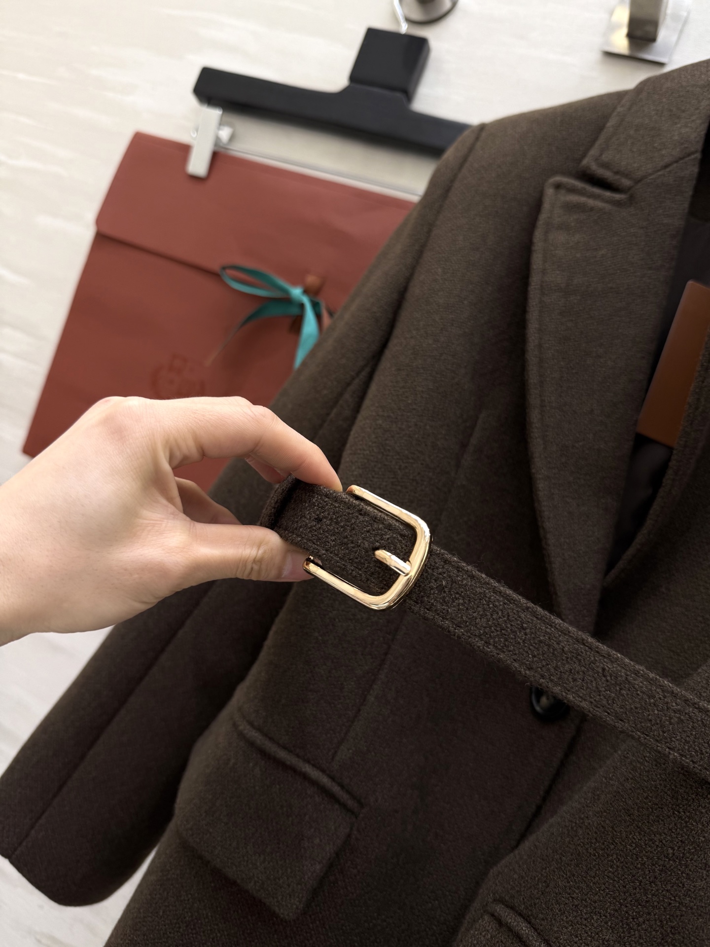 Loro Pian♡²⁶早春新款 精纺羊毛套装 深棕咖色调 包含西装外套+长款半裙 质地柔软 外套腰带设