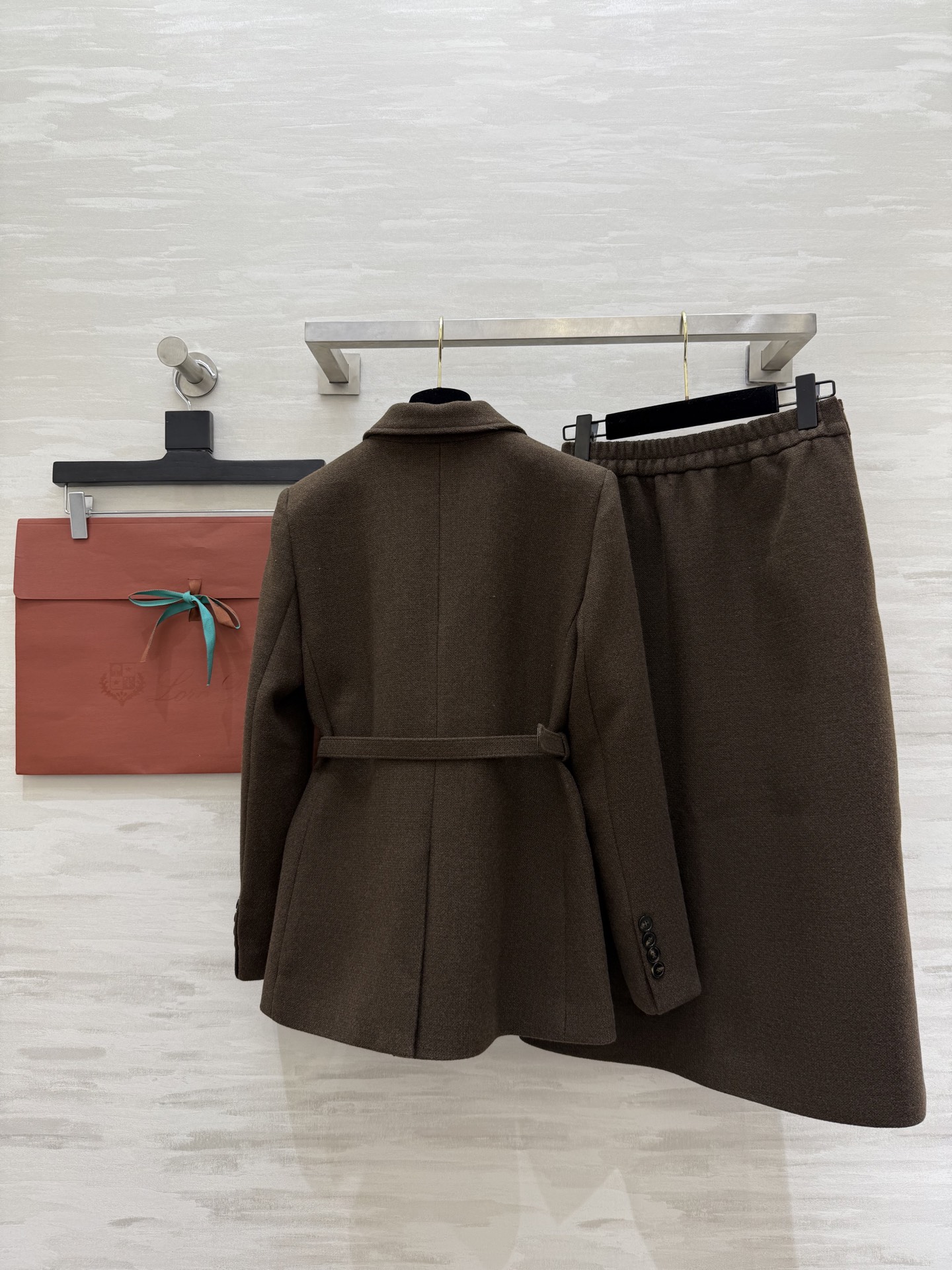 Loro Pian♡²⁶早春新款 精纺羊毛套装 深棕咖色调 包含西装外套+长款半裙 质地柔软 外套腰带设