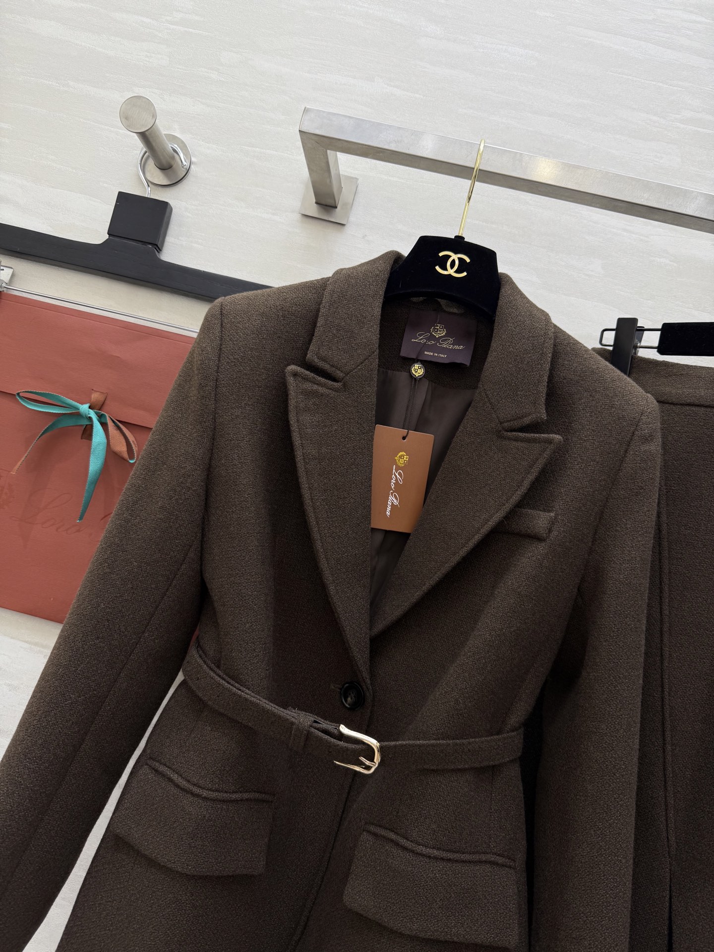 Loro Pian♡²⁶早春新款 精纺羊毛套装 深棕咖色调 包含西装外套+长款半裙 质地柔软 外套腰带设