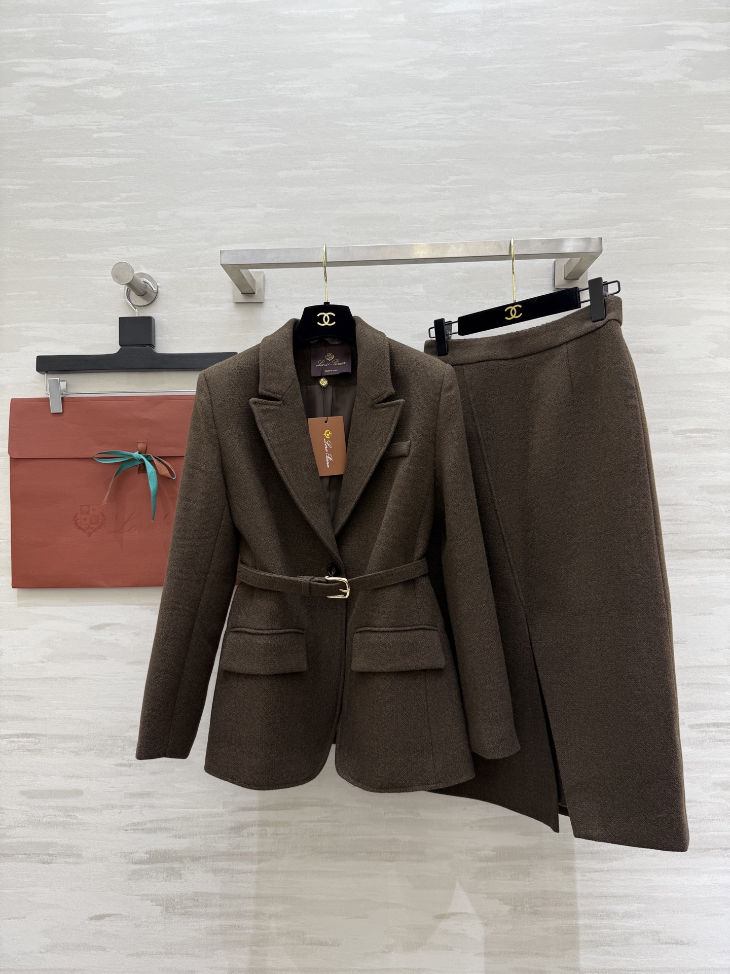 NO:683953,Loro Pian's new early spring worsted wool suit, dark brown tone, including suit jacket + long skirt, soft texture, jacket belt designed to modify the body shape, skirt simple and elegant, paired with bags and shoes of the same color, easy to get a high-end look!  Maillard style is low-key and elegant, perfect for work or formal occasions!  High-quality customization, available in stock first size S/M/L/XL (S size shoulder width 38, bust 92, length 68, skirt waist 64, skirt length 74), loro piana, skirts, jackets & coats, business suit,19860909Loro Pian早春新款 精纺羊毛套装 深棕咖色调 包含西装外套+长款半裙 质地柔软 外套腰带 设计修饰身形 半裙简约大方 搭配同色系包包和鞋履 轻松get高级感穿搭！美拉德风格 低调优雅 职场或正式场合都很出彩！高品质定制 现货首发sizeS/M/L/XL（S码肩宽38,胸围92,衣长68,半裙腰围64,裙长74）,,loro piana,skirts,jackets & coats,business suit,,Women's clothing