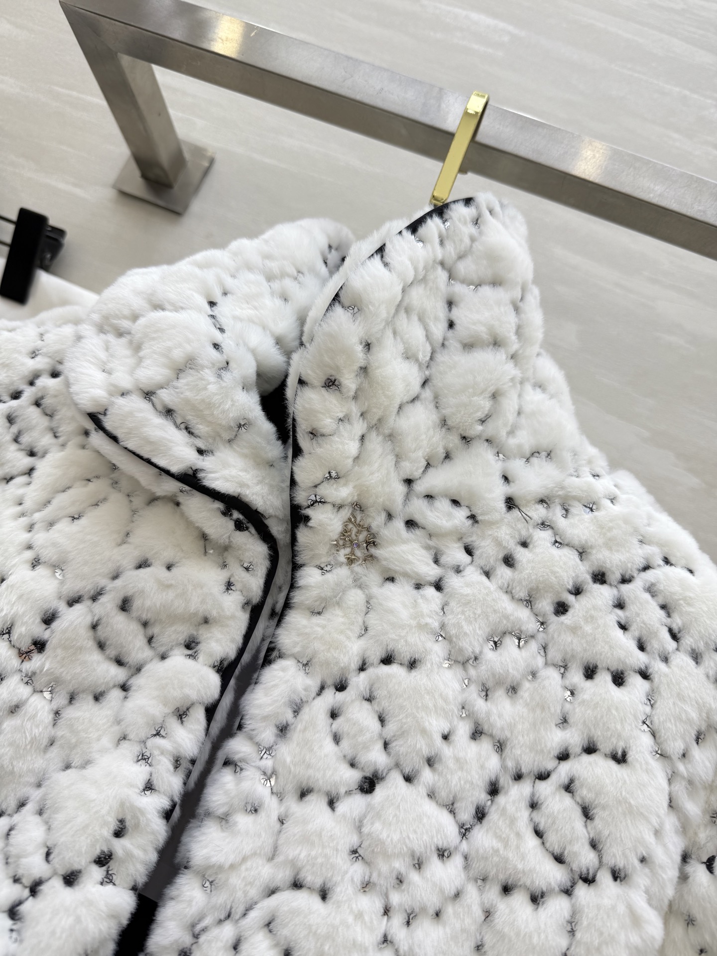 #Chane♡²⁵滑雪系列 环保毛绒绒皮草外套 低调贵气 闪闪惹人爱✨高品质定制 现货首发size：S/