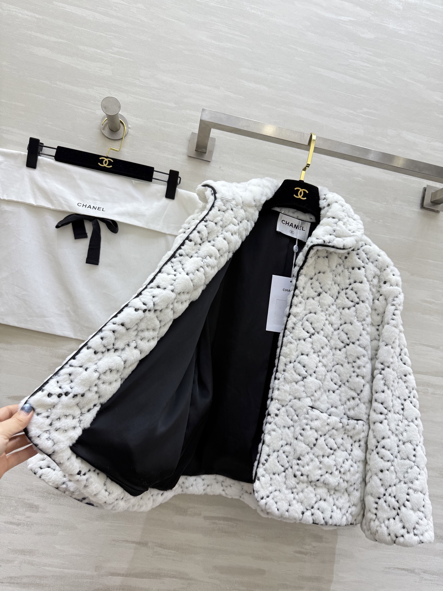 #Chane♡²⁵滑雪系列 环保毛绒绒皮草外套 低调贵气 闪闪惹人爱✨高品质定制 现货首发size：S/