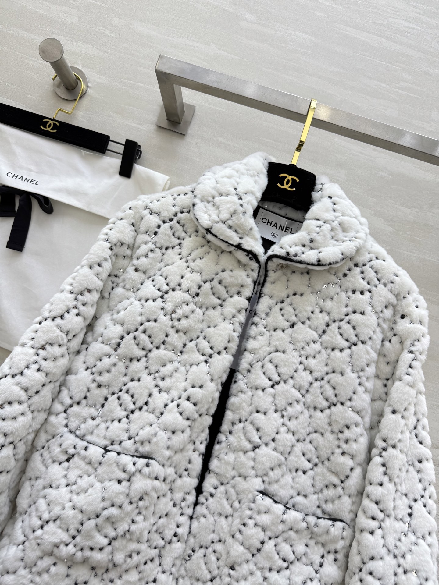 #Chane♡²⁵滑雪系列 环保毛绒绒皮草外套 低调贵气 闪闪惹人爱✨高品质定制 现货首发size：S/