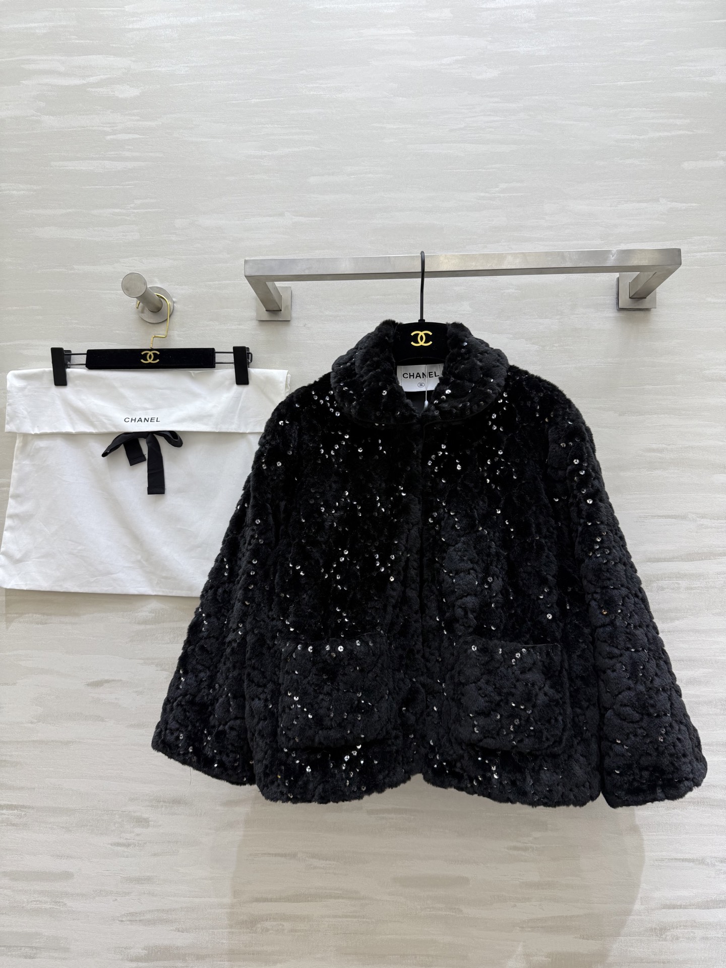 NO:683963,#Chane ski series environmentally friendly plush fur jacket, low-key and elegant, sparkling and cute, high-quality customization, available in stock first size S/M/L (S size bust 102, length 54),,chanel,jackets & coats,19860909#Chane滑雪系列 环保毛绒绒皮草外套 低调贵气 闪闪惹人爱高品质定制 现货首发sizeS/M/L（s码胸围102,衣长54）,,chanel,jackets & coats,,Women's clothing