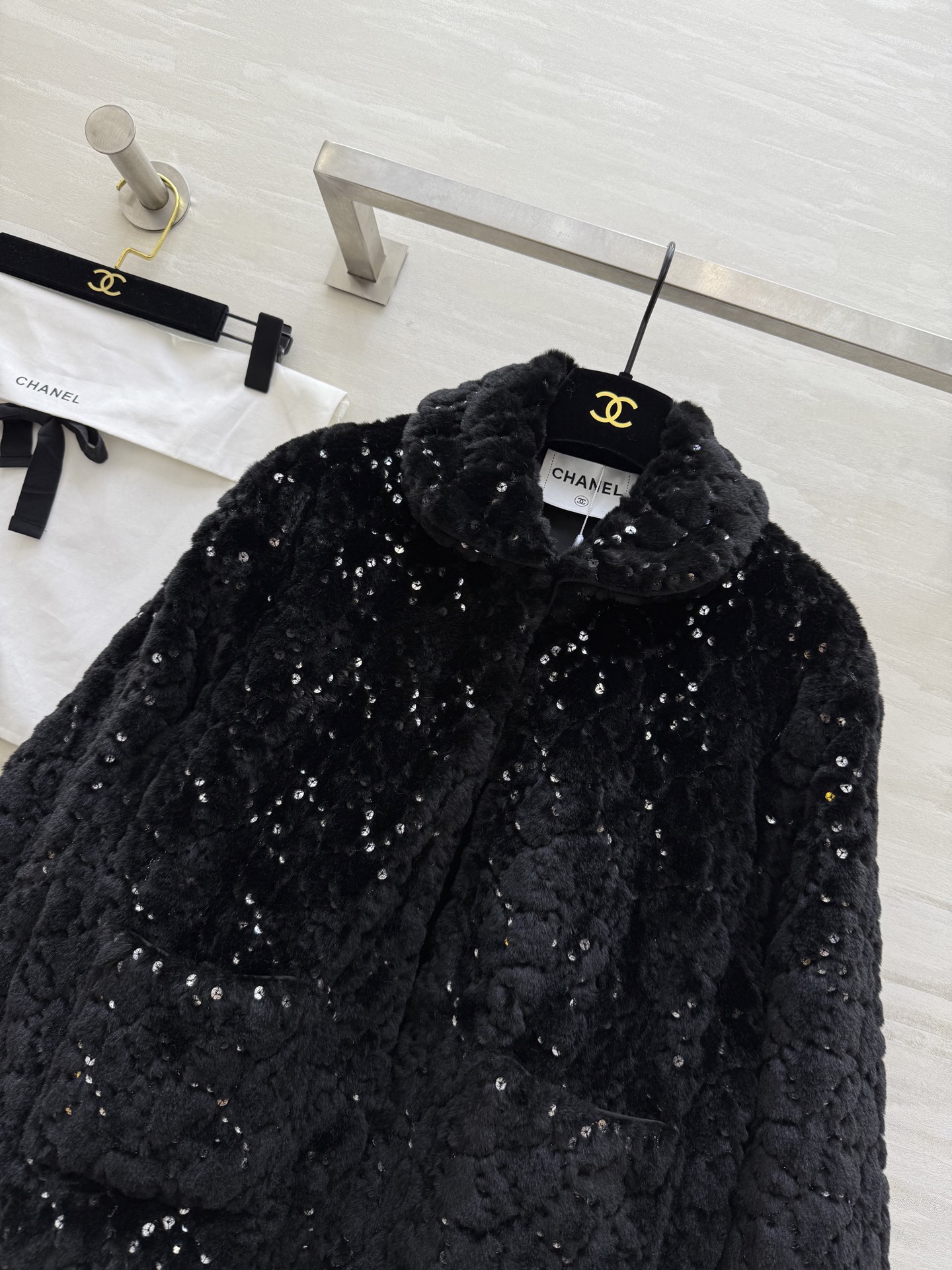 #Chane♡²⁵滑雪系列 环保毛绒绒皮草外套 低调贵气 闪闪惹人爱✨高品质定制 现货首发size：S/