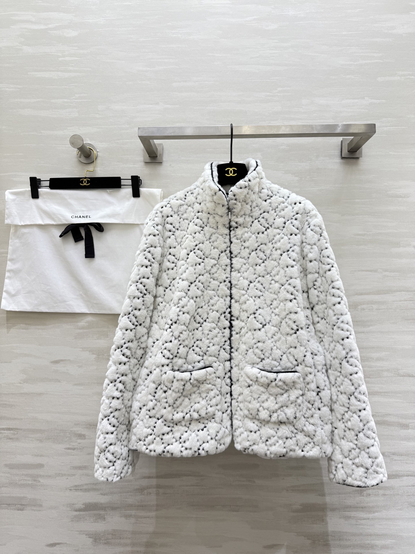 NO:683970,#Chane Ski Series Eco-friendly plush fur mid-length coat Low-key elegance Sparkling and cute High-quality customization Available in stock first size S/M/L (S size bust 102, length 62),,chanel,jackets & coats,19860909#Chane滑雪系列 环保毛绒绒皮草中长款外套 低调贵气 闪闪惹人爱高品质定制 现货首发sizeS/M/L（s码胸围102,衣长62）,,chanel,jackets & coats,,Women's clothing
