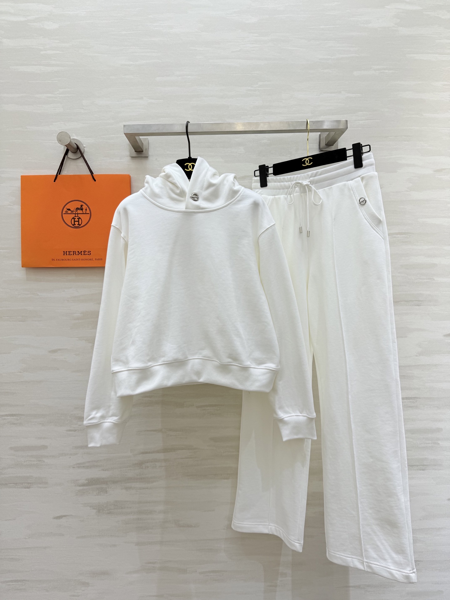 NO:683997,#Herme Early spring new hooded casual suit. Imported high-density pure cotton texture, skin-friendly and comfortable. High quality. Available now. First size S/M/L (S size shoulder width 47, bust 102, length 54, elastic waist 64, hip 92, trouser length 103,, hermes, hats,19860909#Herme早春新款 连帽休闲套装 进口高密度纯棉质地亲肤舒适 高品质 现货首发sizeS/M/L（s码肩宽47,胸围102,衣长54,弹力腰围64,臀围92,裤长103,,hermes,hats,,Women's clothing