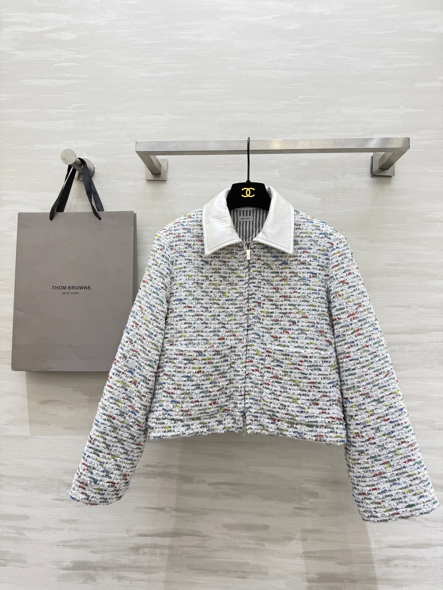 NO:684027,#Thom Brown Tweed Goose Down Jacket Classic small fragrance design White lapels Colored tweed Low-key and exquisite White goose down filling inside is soft and textured Short cut Pair with high-waisted pants or skirts to easily create an elegant and casual style High-quality customization Available in stock first size S/M/L (S size bust 90, length 47),,skirts,19860909#Thom Brown粗花呢鹅绒服 经典小香风设计 白色翻领 彩色粗花呢 低调又精致 内里填充白鹅绒柔软有质感 短款剪裁 搭配高腰裤或裙装 轻松打造优雅随性风 高品质定制 现货首发sizeS/M/L（s码胸围90,衣长47）,,skirts,,Women's clothing