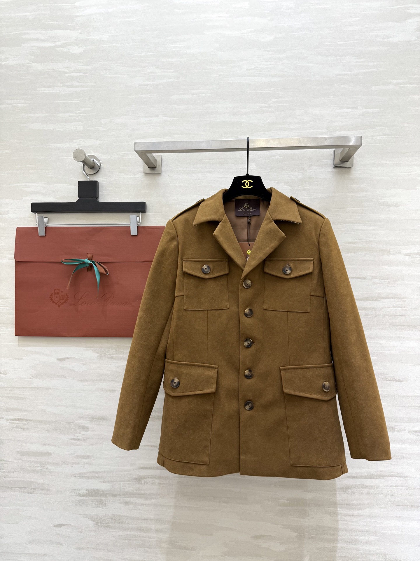 NO:683993,#Loro Pian New Style Suede Hunting Jacket Classic Brown Old Money Retro Style High Quality Customized Ready Available First SizeS/M/L (S Size Bust 102, Length 66),,loro piana,jackets & coats,chamois leather,19860909#Loro Pian新款 麂皮绒猎装夹克 经典棕色 老钱复古风 高品质定制 现货首发sizeS/M/L（s码胸围102,衣长66）,,loro piana,jackets & coats,chamois leather,,Women's clothing