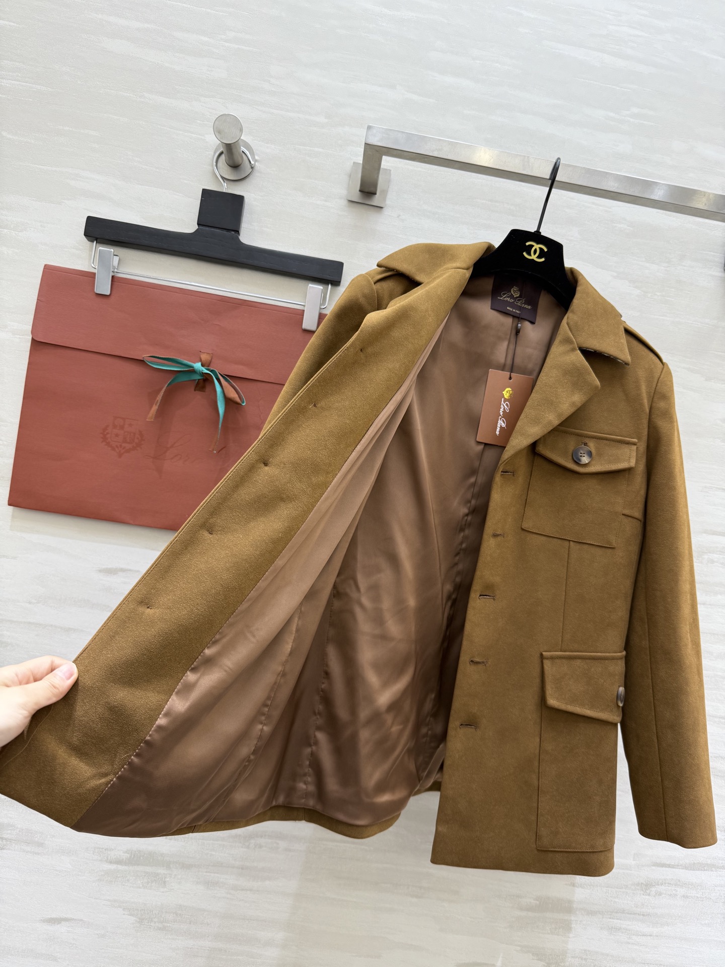 #Loro Pian♡²⁶新款 麂皮绒猎装夹克 经典棕色 老钱复古风 高品质定制 现货首发size：S/