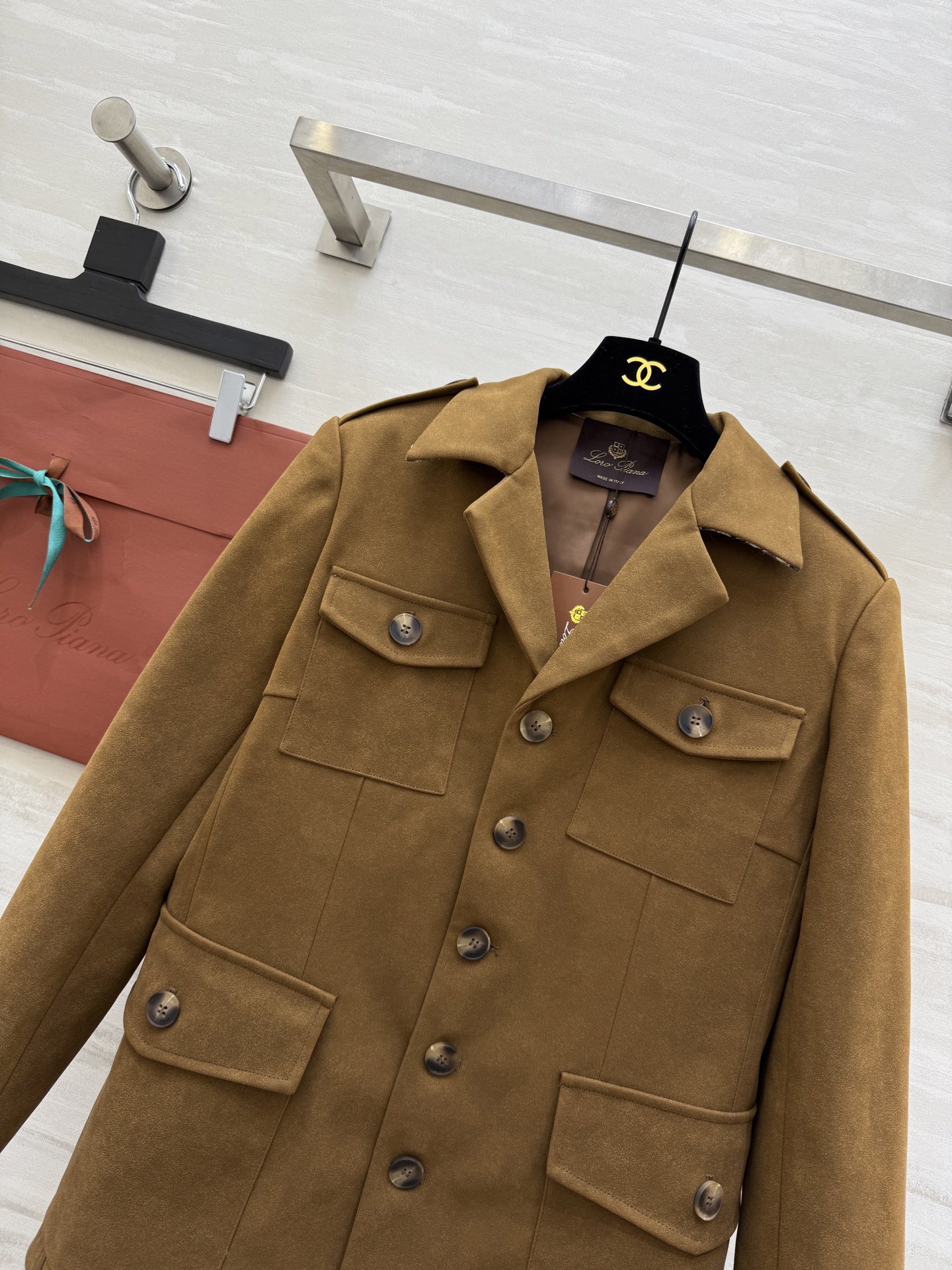 #Loro Pian♡²⁶新款 麂皮绒猎装夹克 经典棕色 老钱复古风 高品质定制 现货首发size：S/