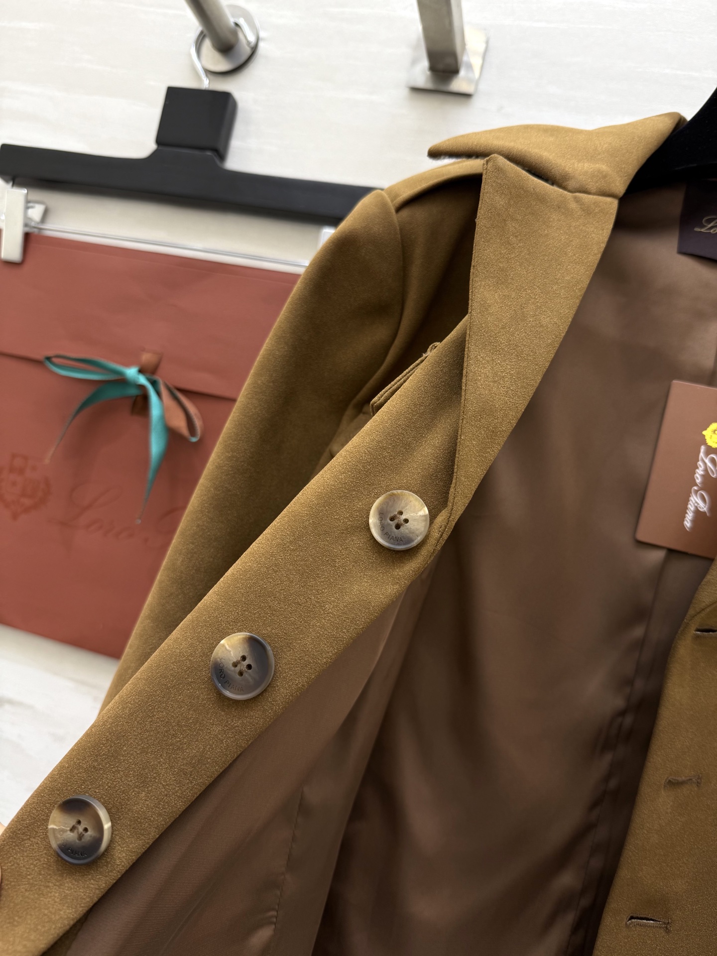 #Loro Pian♡²⁶新款 麂皮绒猎装夹克 经典棕色 老钱复古风 高品质定制 现货首发size：S/