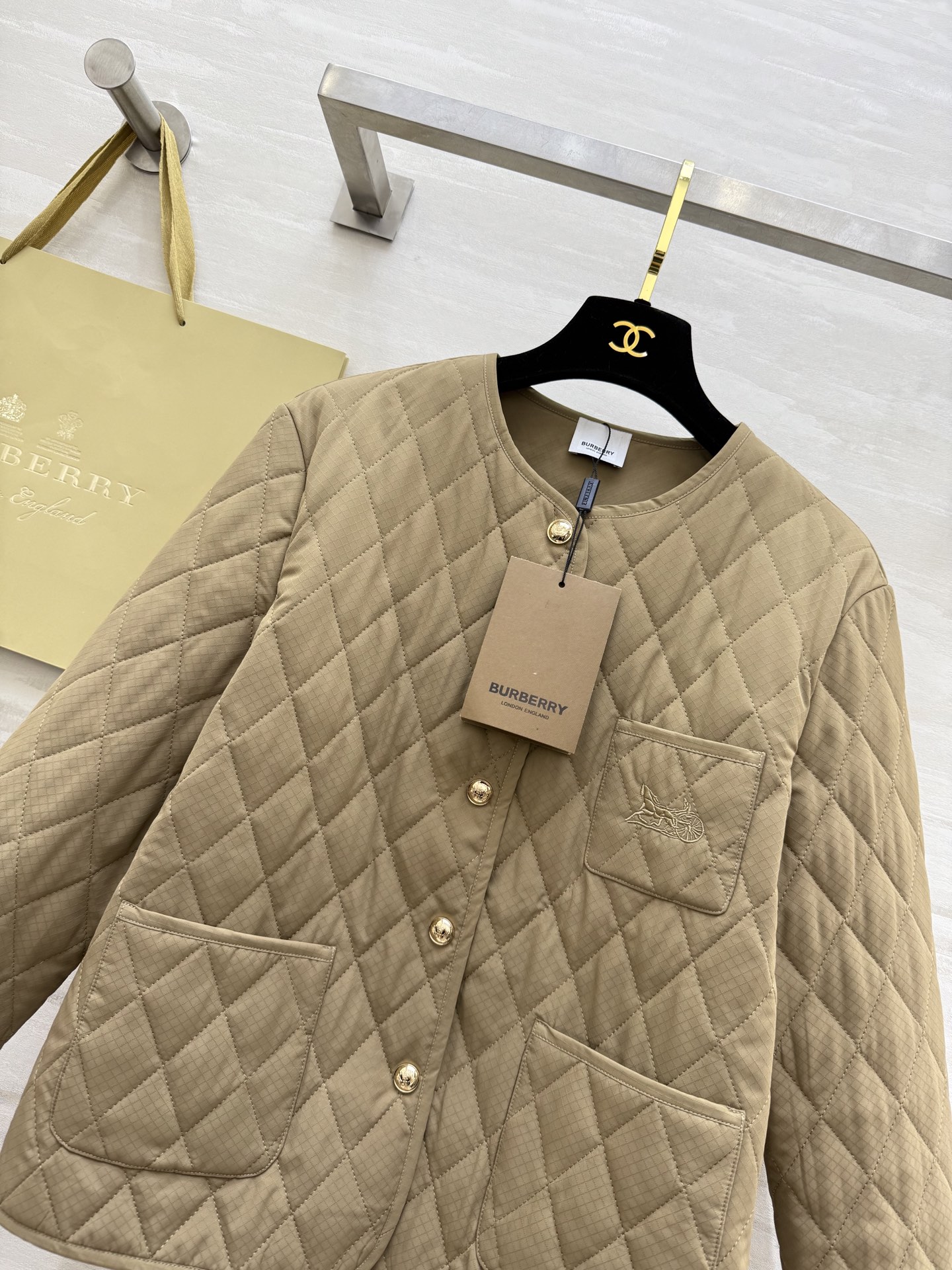 #Burberr♡菱格圆领马车刺绣🪡棉服外套 高品质定制 现货首发size：S/M/L（M码肩宽：43，