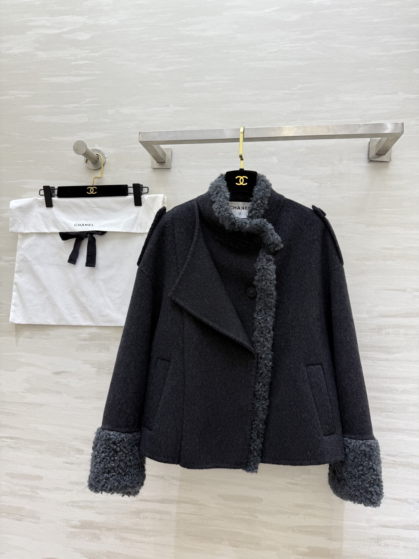 NO:684001,#Chane lambswool double-sided woolen coat High-quality custom-made ready stock first size S/M/L (S size shoulder width 56, chest 120, length 59),,chanel,jackets & coats,19860909#Chane羊羔毛双面羊毛呢外套 高品质定制 现货首发sizeS/M/L（s码肩宽56,胸围120,衣长59）,,chanel,jackets & coats,,Women's clothing