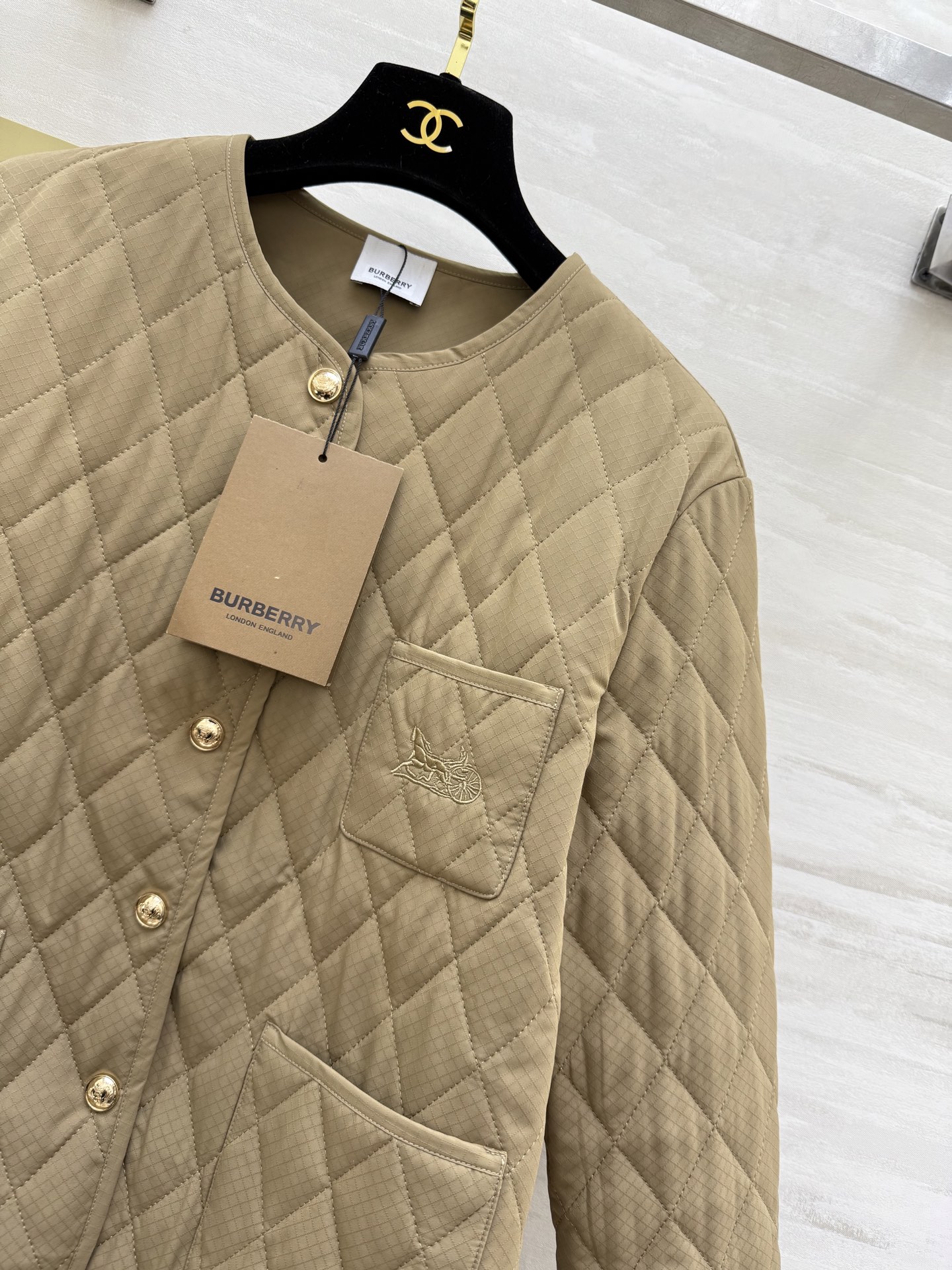 #Burberr♡菱格圆领马车刺绣🪡棉服外套 高品质定制 现货首发size：S/M/L（M码肩宽：43，