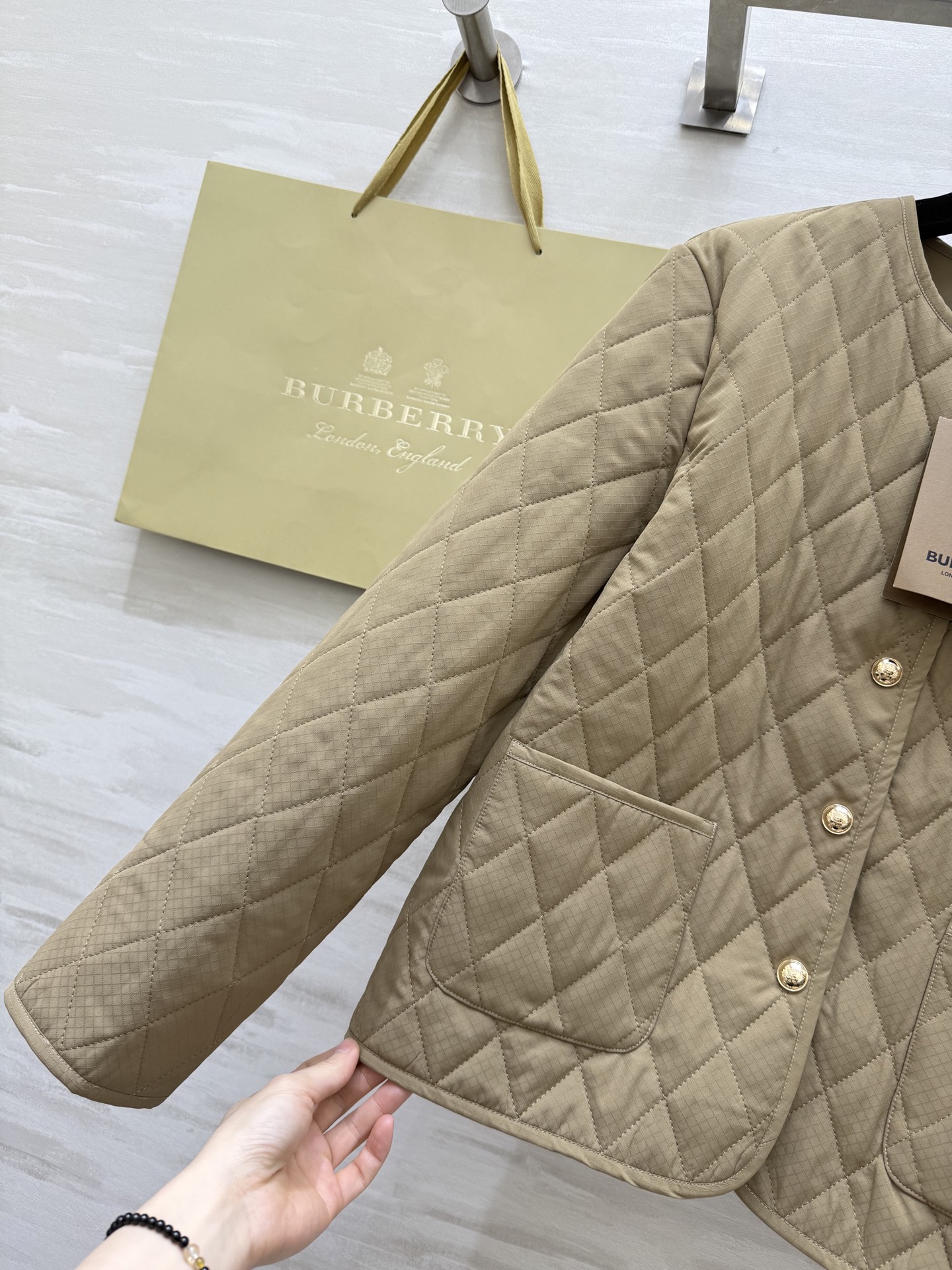 #Burberr♡菱格圆领马车刺绣🪡棉服外套 高品质定制 现货首发size：S/M/L（M码肩宽：43，