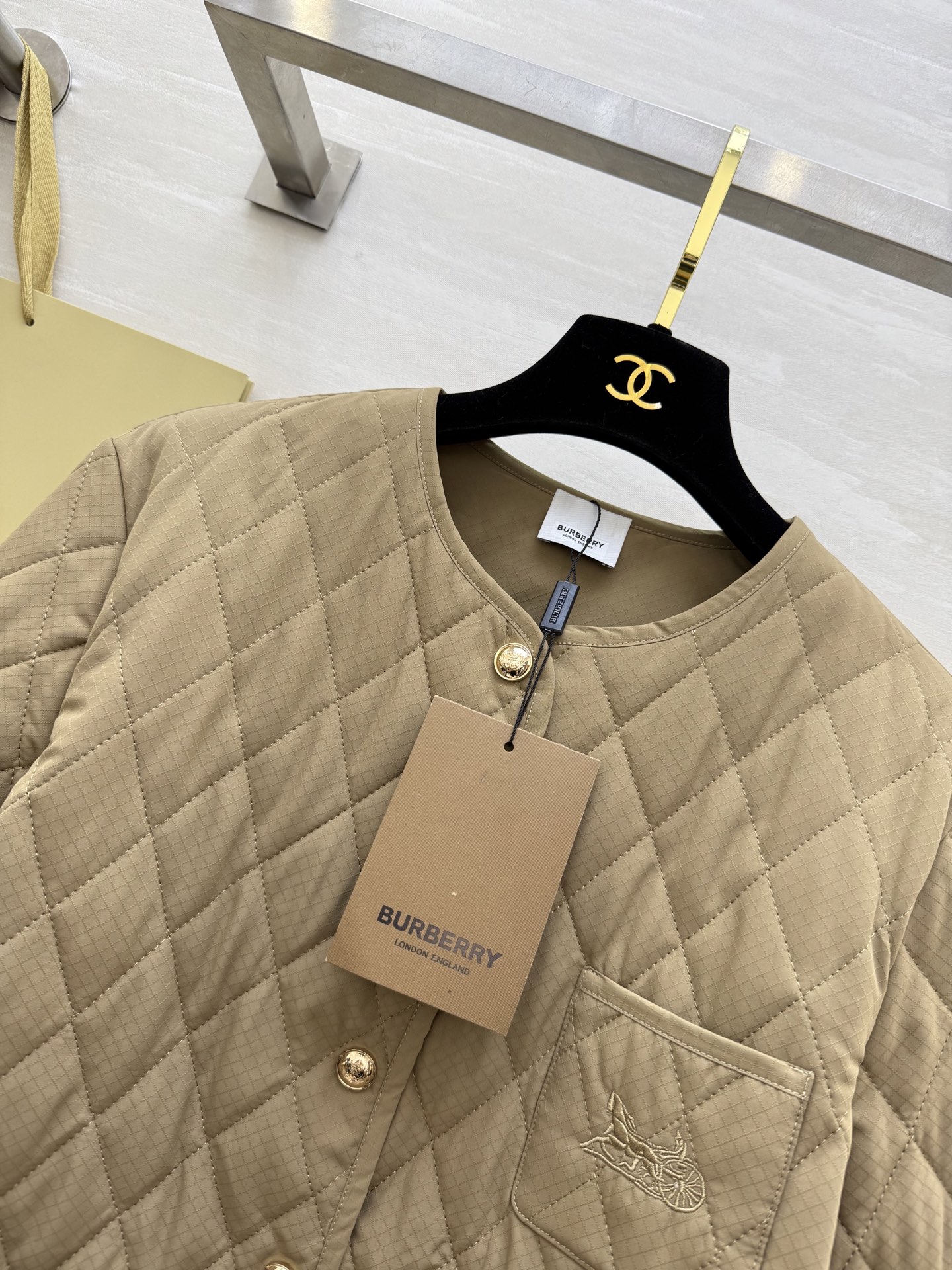 #Burberr♡菱格圆领马车刺绣🪡棉服外套 高品质定制 现货首发size：S/M/L（M码肩宽：43，