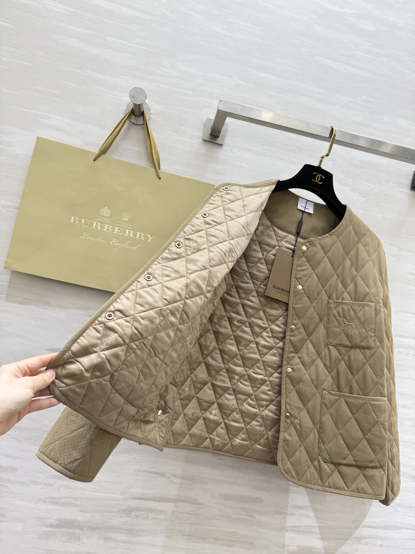 #Burberr♡菱格圆领马车刺绣🪡棉服外套 高品质定制 现货首发size：S/M/L（M码肩宽：43，