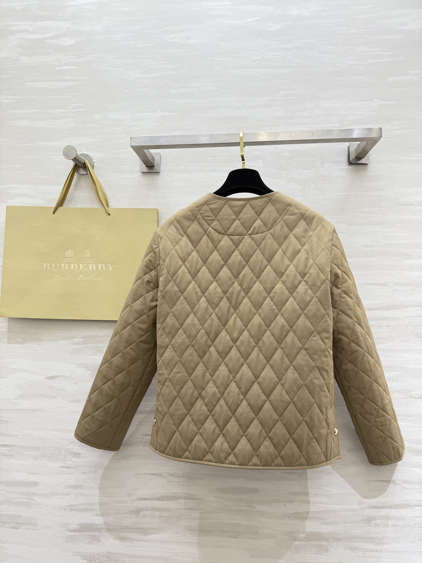 #Burberr♡菱格圆领马车刺绣🪡棉服外套 高品质定制 现货首发size：S/M/L（M码肩宽：43，