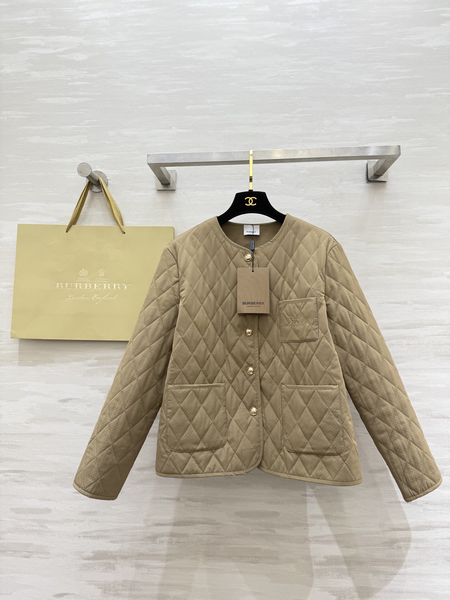 #Burberr♡菱格圆领马车刺绣🪡棉服外套 高品质定制 现货首发size：S/M/L（M码肩宽：43，