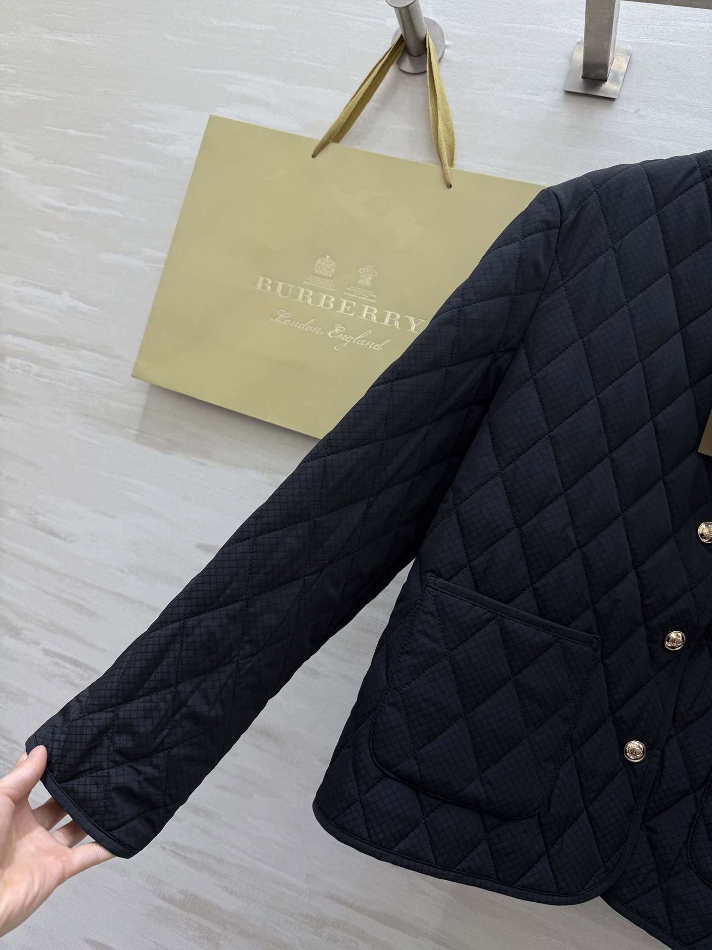 #Burberr♡菱格圆领马车刺绣🪡棉服外套 高品质定制 现货首发size：S/M/L（M码肩宽：43，