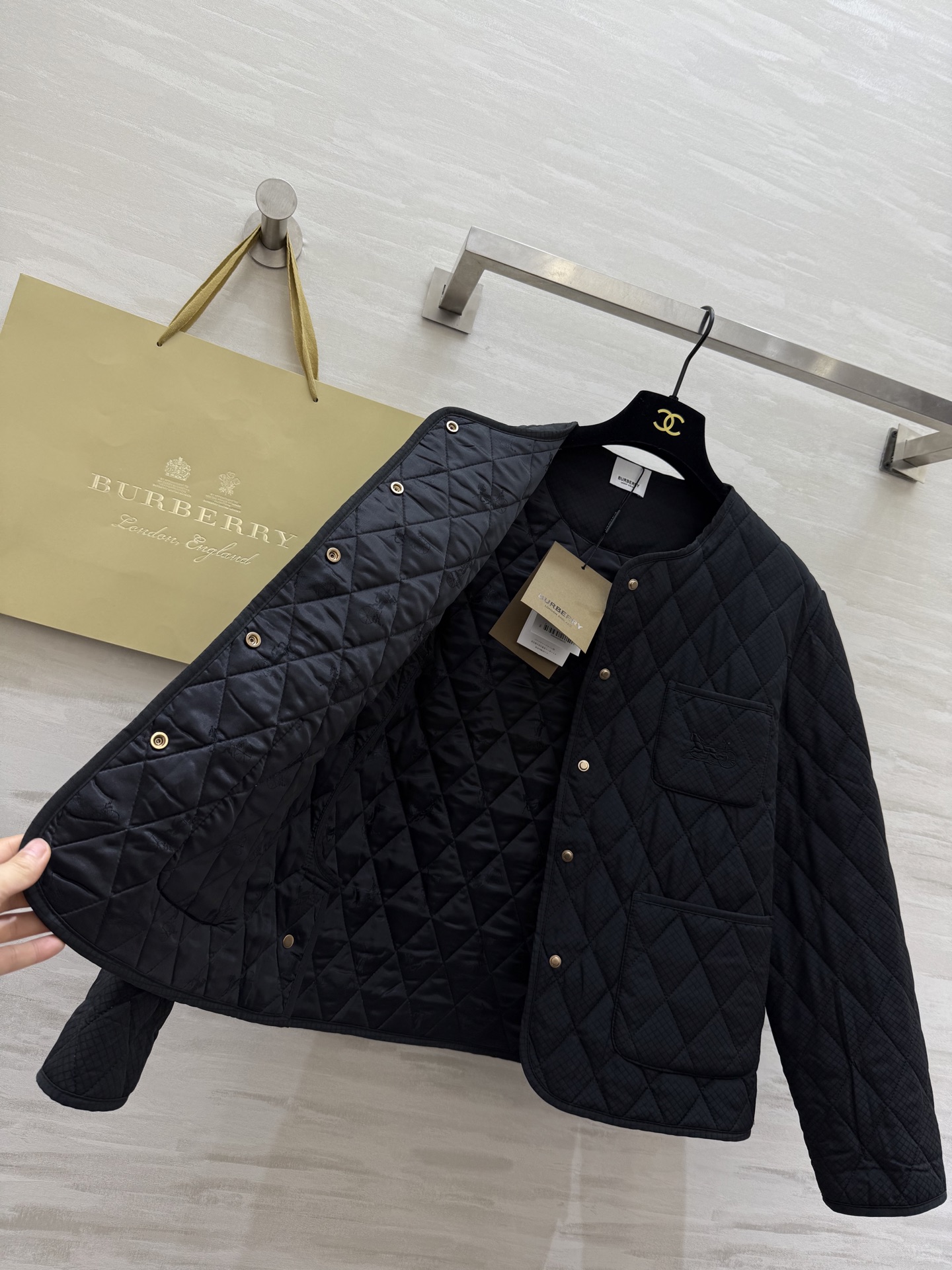 #Burberr♡菱格圆领马车刺绣🪡棉服外套 高品质定制 现货首发size：S/M/L（M码肩宽：43，