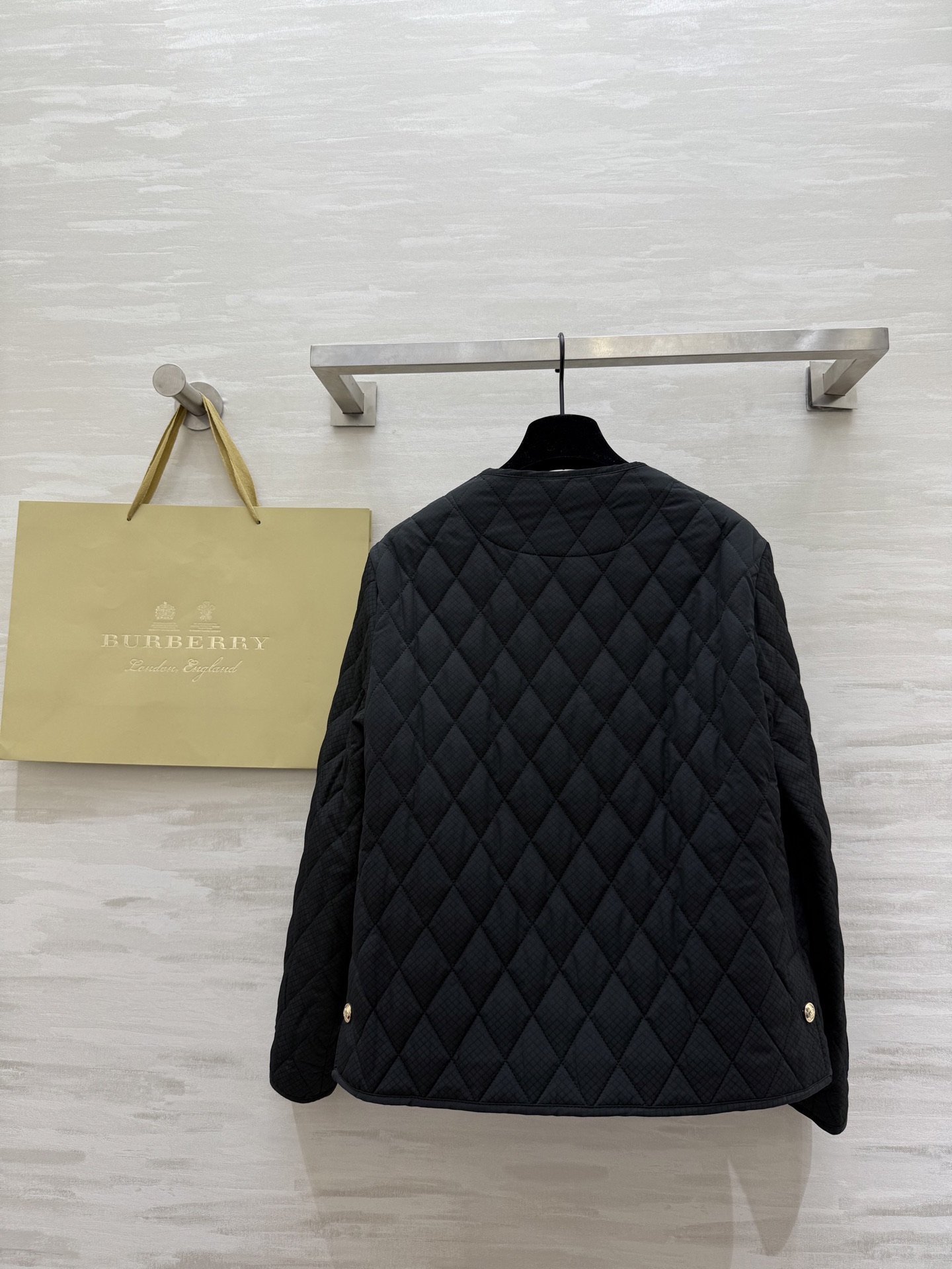 #Burberr♡菱格圆领马车刺绣🪡棉服外套 高品质定制 现货首发size：S/M/L（M码肩宽：43，