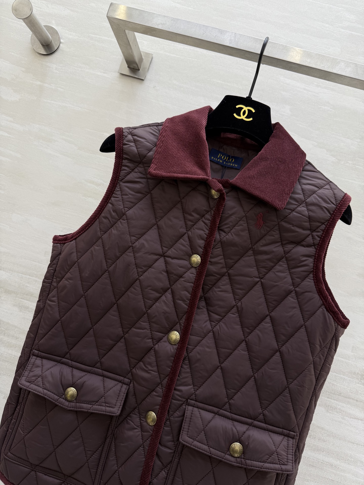 #拉夫劳伦紫标系列 菱格绗缝马甲 经典荾格纹＋绒面翻领 复古精致 金属纽扣点缀 细节满分！无袖马甲设计超