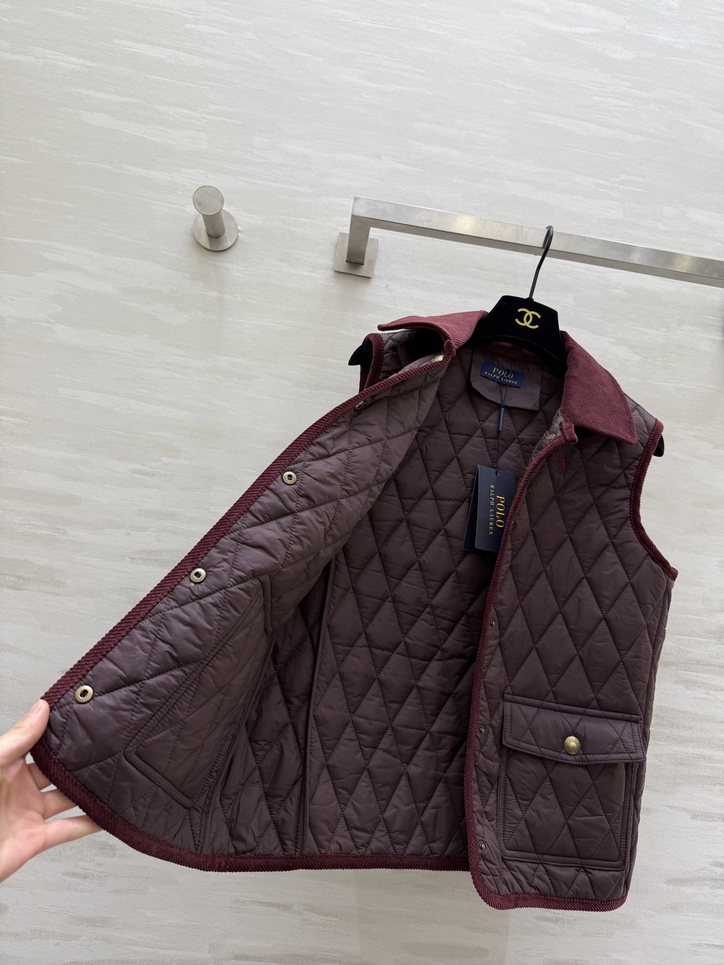 #拉夫劳伦紫标系列 菱格绗缝马甲 经典荾格纹＋绒面翻领 复古精致 金属纽扣点缀 细节满分！无袖马甲设计超