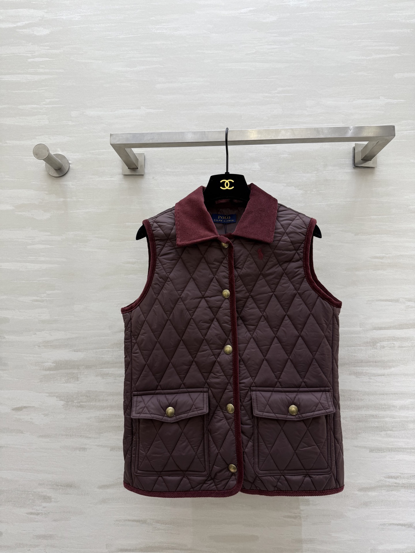 NO:684021,#ralphlaurenpurplelabelseries diamond quilted vest, classic zigzag pattern + suede lapel, retro and exquisite, metal button embellishment, perfect details!  Sleeveless vest design is super versatile!  High quality, available in stock first size S/M/L (S size bust 92, length 56),,19860909#拉夫劳伦紫标系列 菱格绗缝马甲 经典荾格纹＋绒面翻领 复古精致 金属纽扣点缀 细节满分！无袖马甲设计超百搭！高品质 现货首发sizeS/M/L（s码胸围92,衣长56）,,,Women's clothing